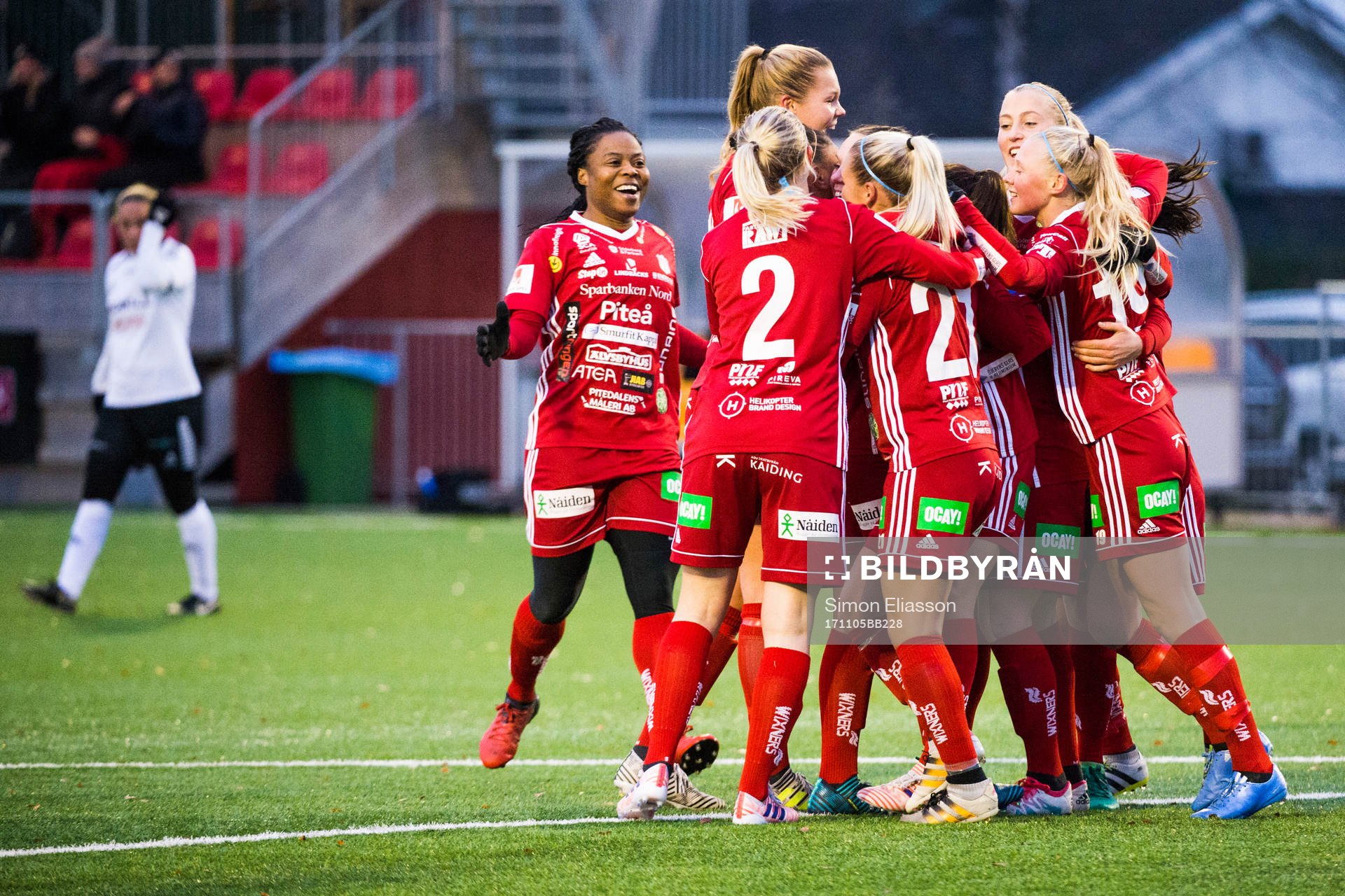 Piteå jublar efter 1-0 under fotbollsmatchen i Damallsvenskan mellan Piteå IF och IF Limhamn Bunkeflo den 5 november 2017 i Piteå.