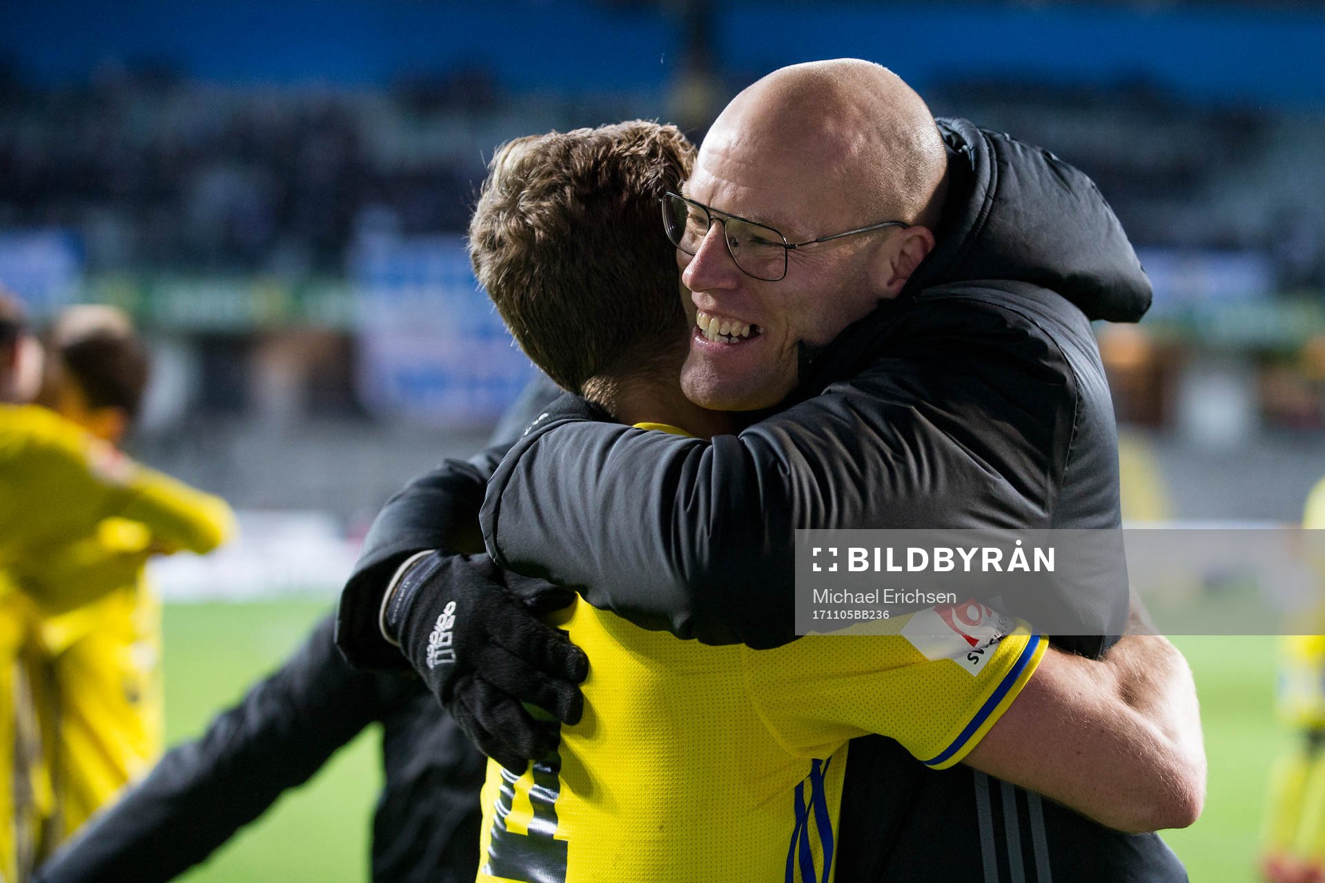 Sundsvalls tränare Joel Cedergren kramar om David Myrestam