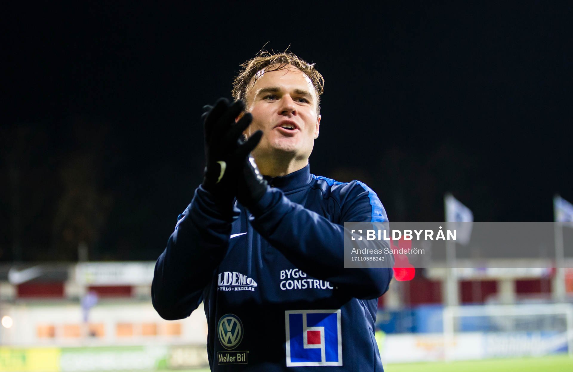 Sirius Niklas Busch Thor tackar supportrarna