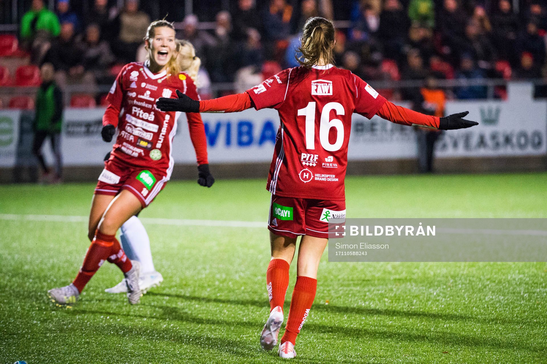 Piteås Nina Jakobsson och Piteås Felicia Karlsson jublar