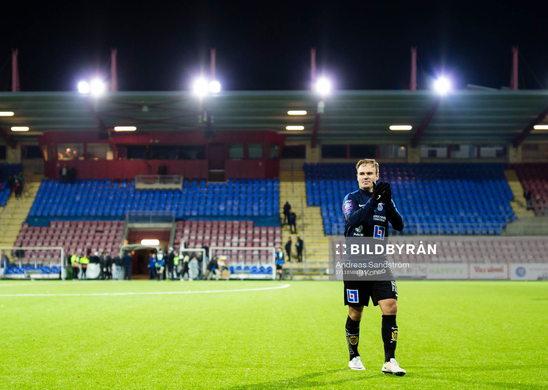 Sirius Niklas Busch Thor tackar supportrarna