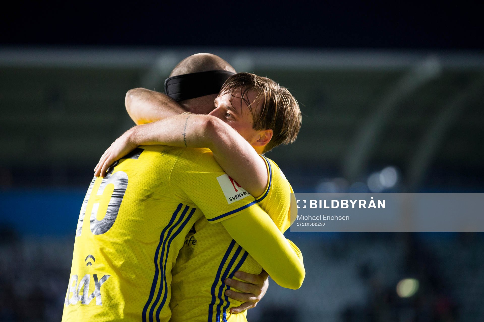 Sundsvalls Marcus Danielson och Eric Larsson kramar om