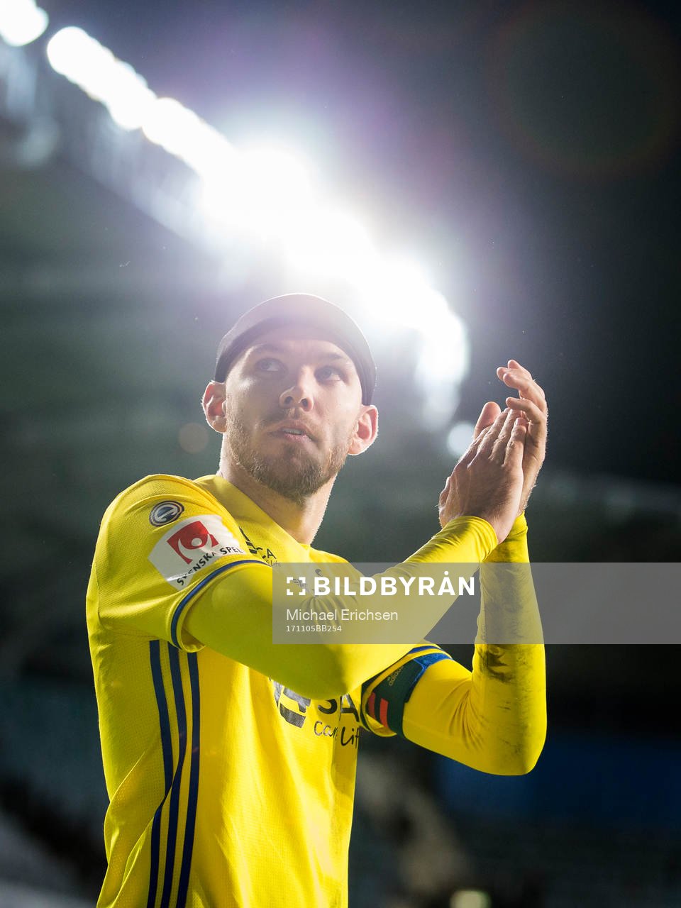 Sundsvalls lagkapten Marcus Danielson jublar och tackar publiken efter fotbollsmatchen i allsvenskan mellan IFK Göteborg och GIF Sundsvall den 5 november 2017 i Göteborg.
