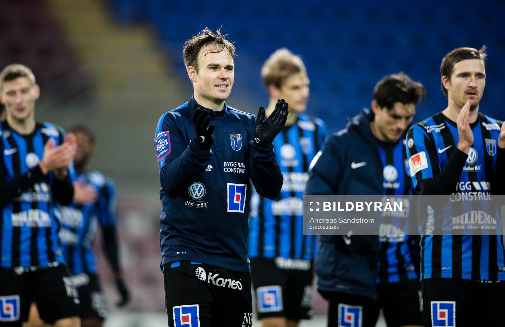 Sirius spelare med Niklas Busch Thor (närmast i bild) tackar supportrarna efter fotbollsmatchen i Allsvenskan mellan AFC Eskilstuna och Sirius den 5 November 2017 i Stockholm.