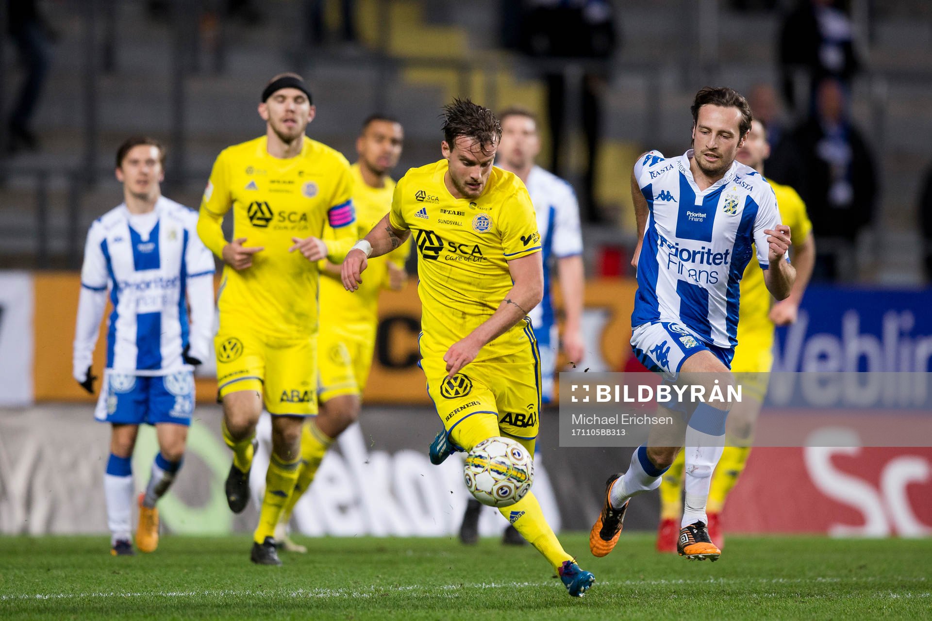 Sundsvalls Eric Larsson före IFK Göteborgs Mikkel Diskerud
