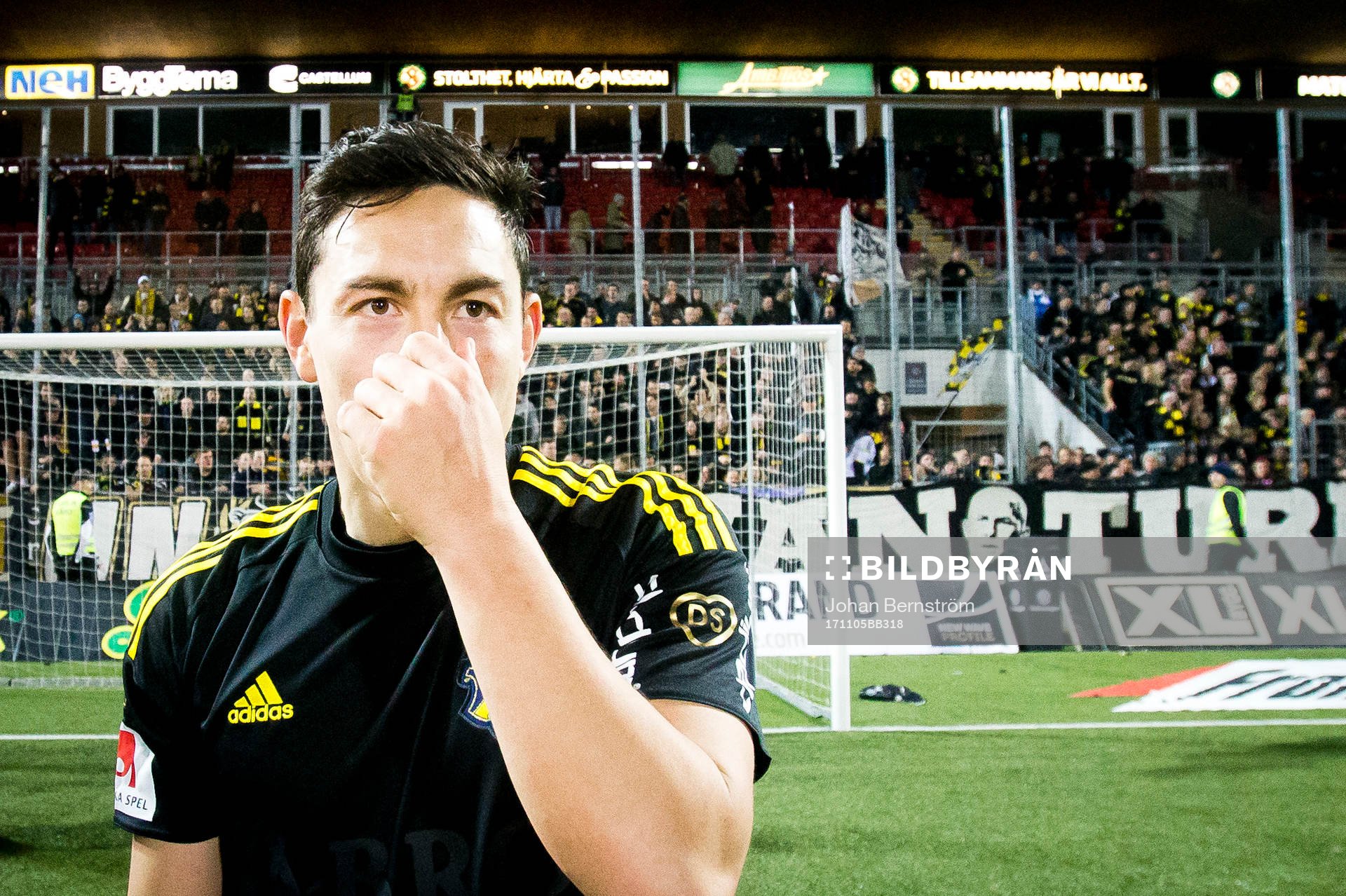 s Stefan Ishizaki framför fansen
