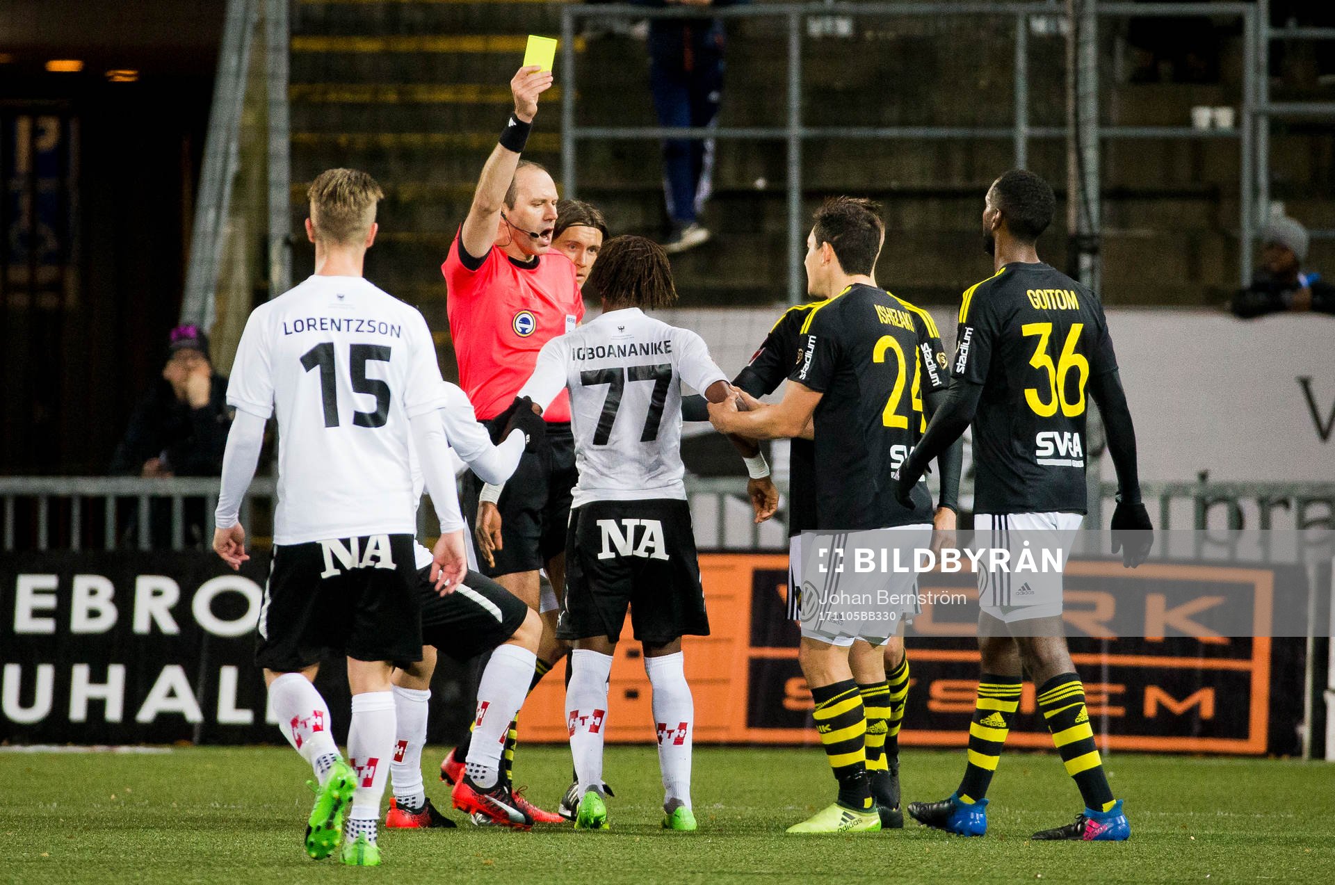 Örebros Kennedy Igboananike får gult kort av domaren