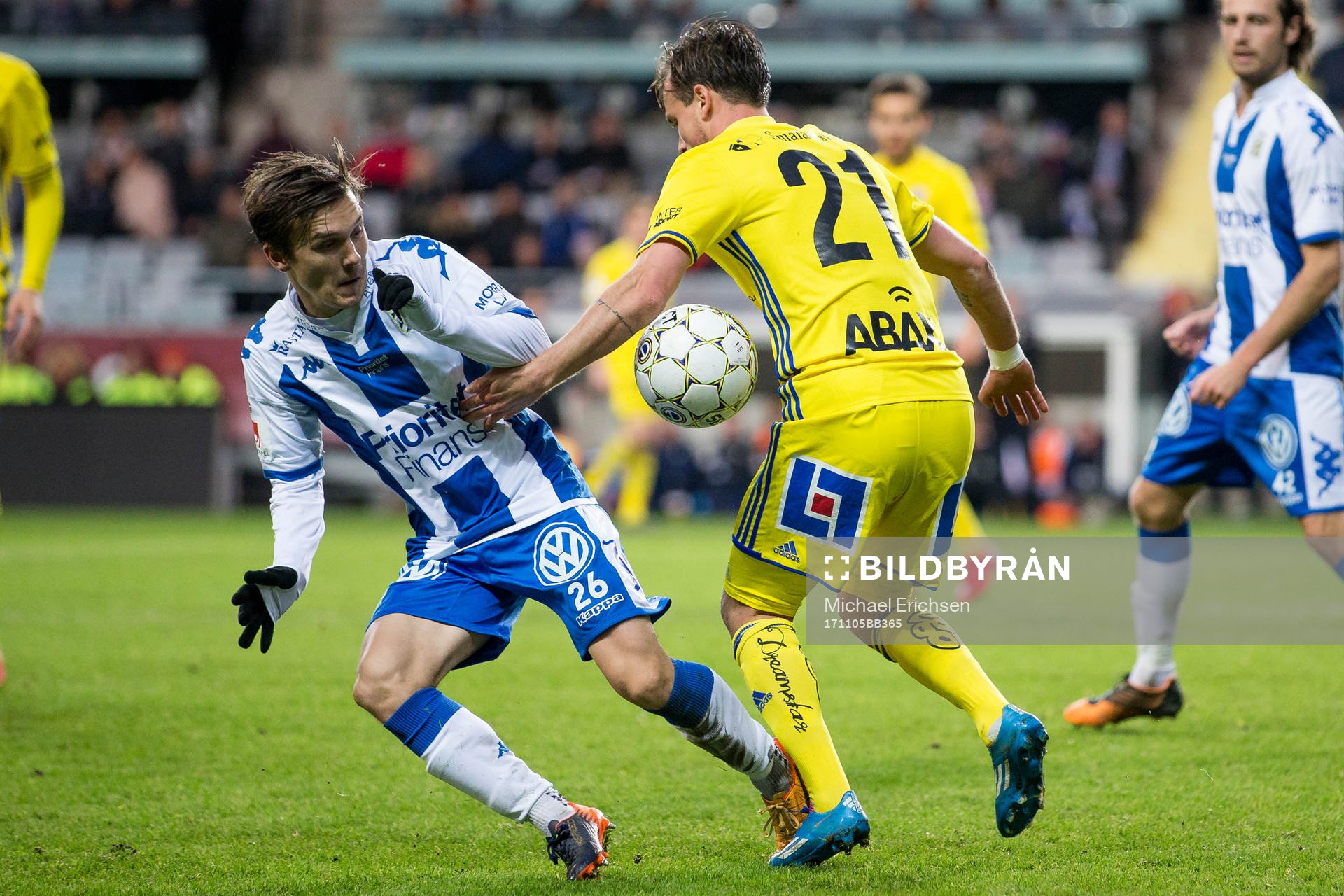 IFK Göteborgs Patrik Karlsson Lagemyr i kamp med Sundsvalls Eric Larsson under fotbollsmatchen i allsvenskan mellan IFK Göteborg och GIF Sundsvall den 5 november 2017 i Göteborg.
