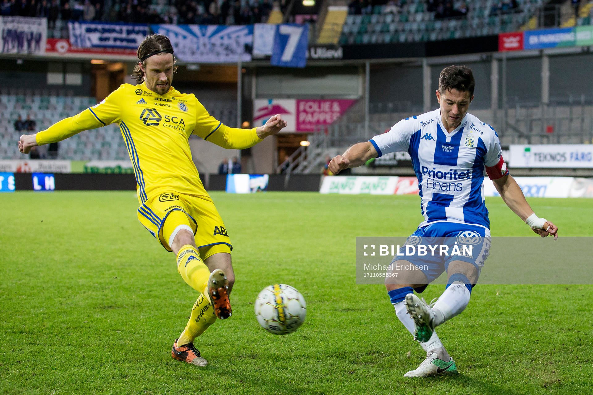 Sundsvalls Linus Hallenius mot IFK Göteborgs David Boo