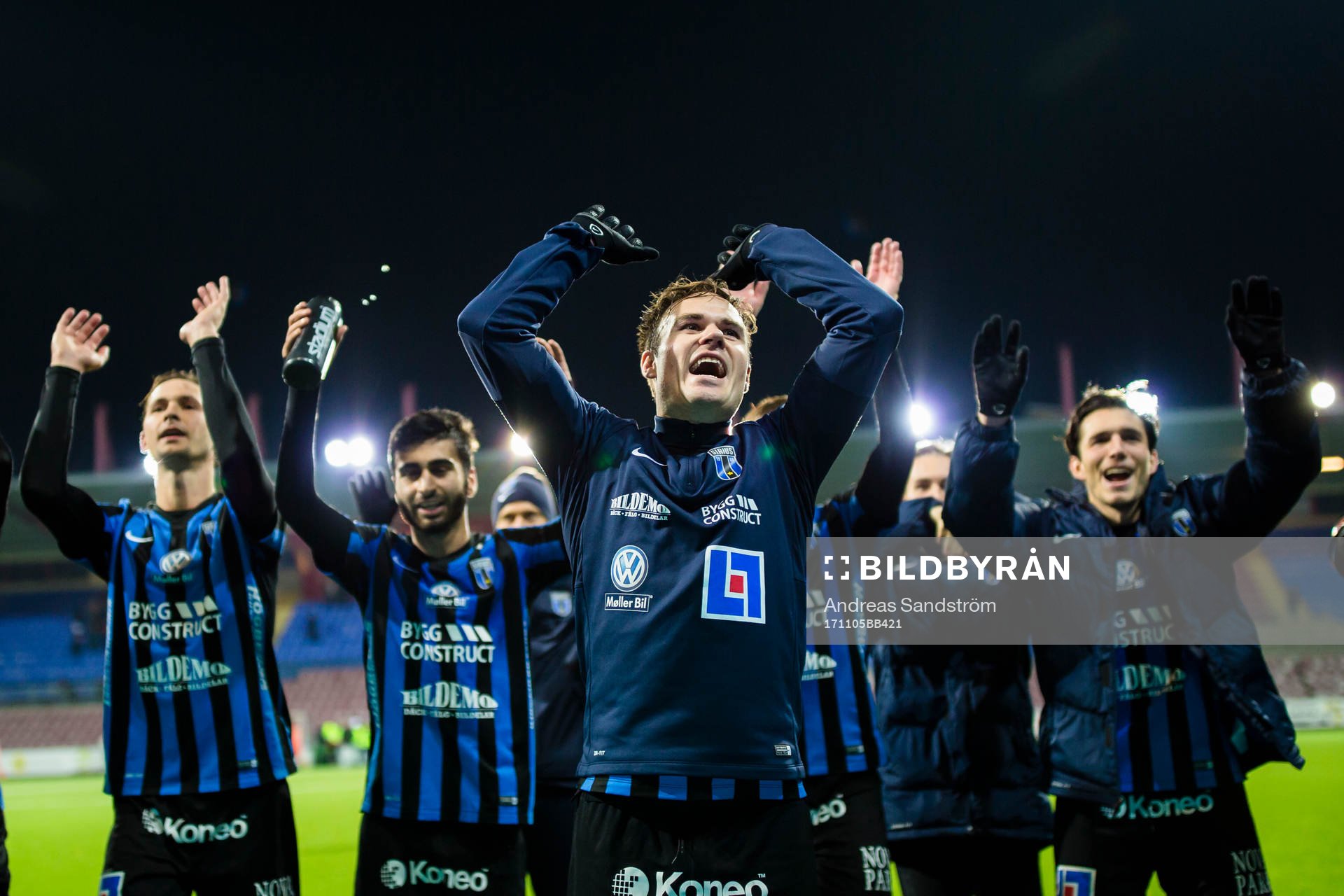 Sirius Niklas Busch Thor (närmast i bild) med resten av laget tackar publiken efter fotbollsmatchen i Allsvenskan mellan AFC Eskilstuna och Sirius den 5 November 2017 i Stockholm.