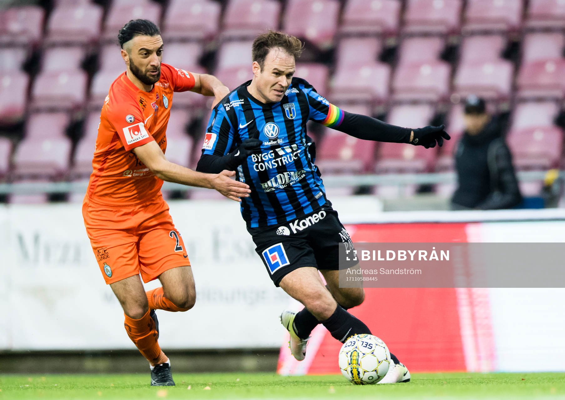 Sirius Niklas Busch Thor i kamp om bollen med AFC