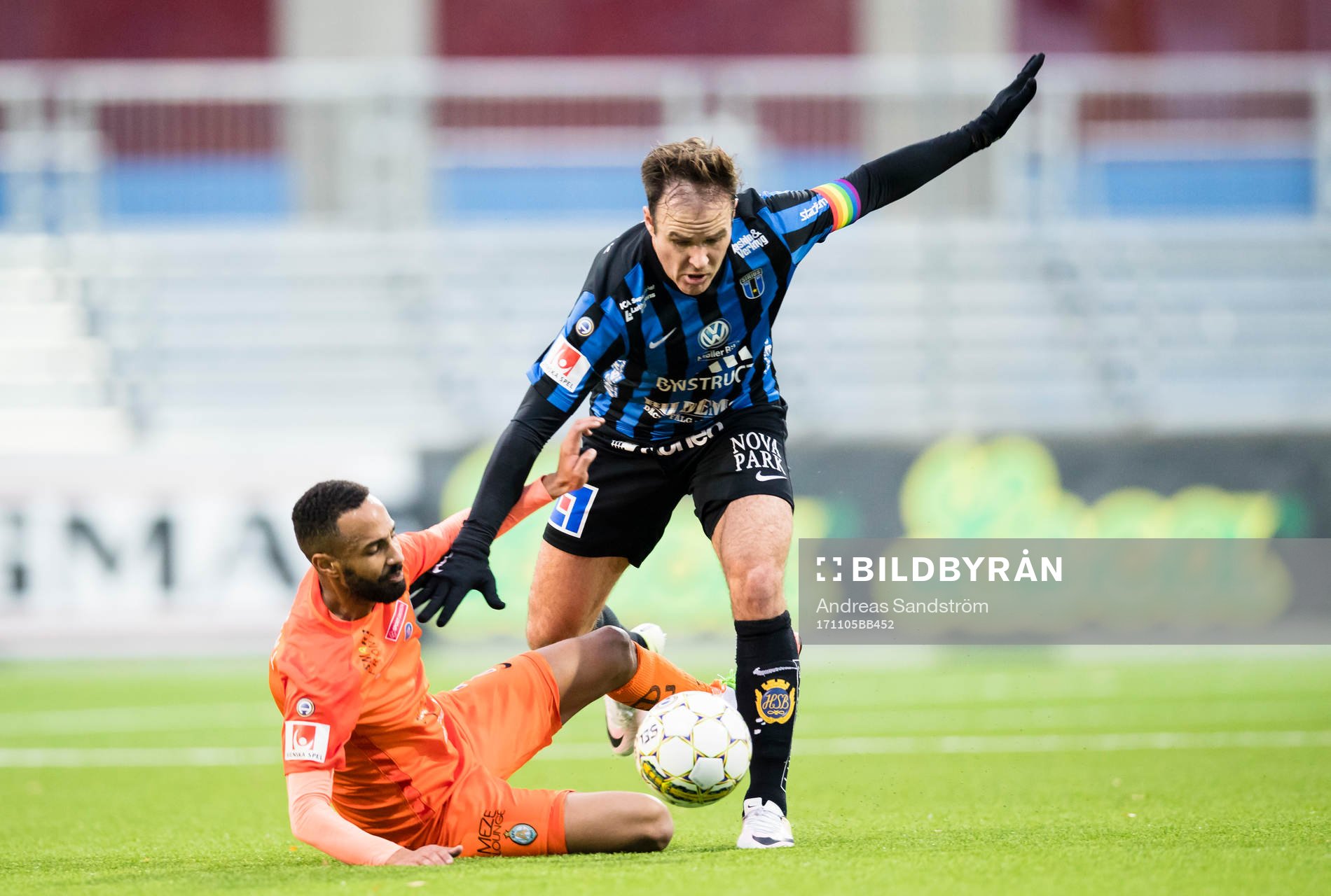 Sirius Niklas Busch Thor i kamp om bollen med AFC Eskilstunas Ferid Ali under fotbollsmatchen i Allsvenskan mellan AFC Eskilstuna och Sirius den 5 November 2017 i Stockholm.