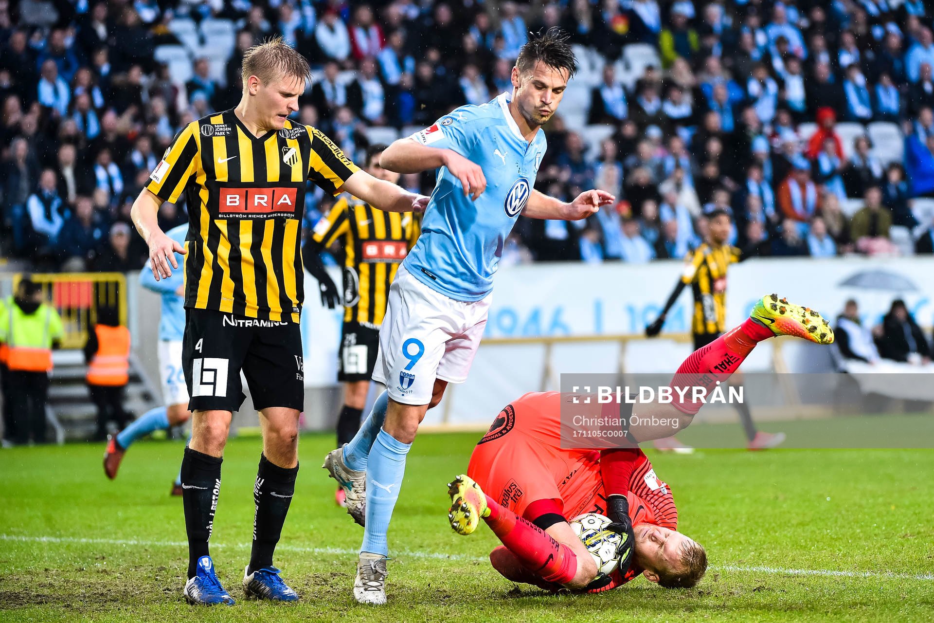 Malmö FFs Markus Rosenberg utmanar  Häckens Juhani Ojala