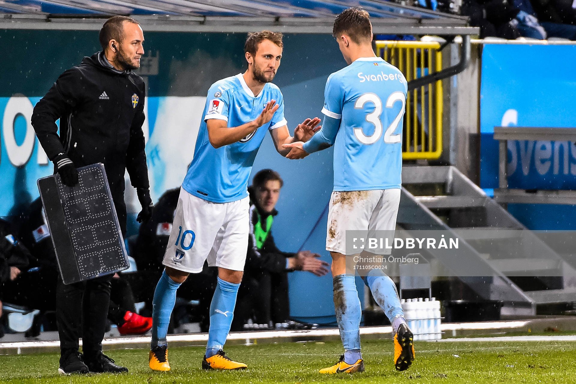 Byte mellan Malmö FFs Magnus Wolff Eikrem och Mattias