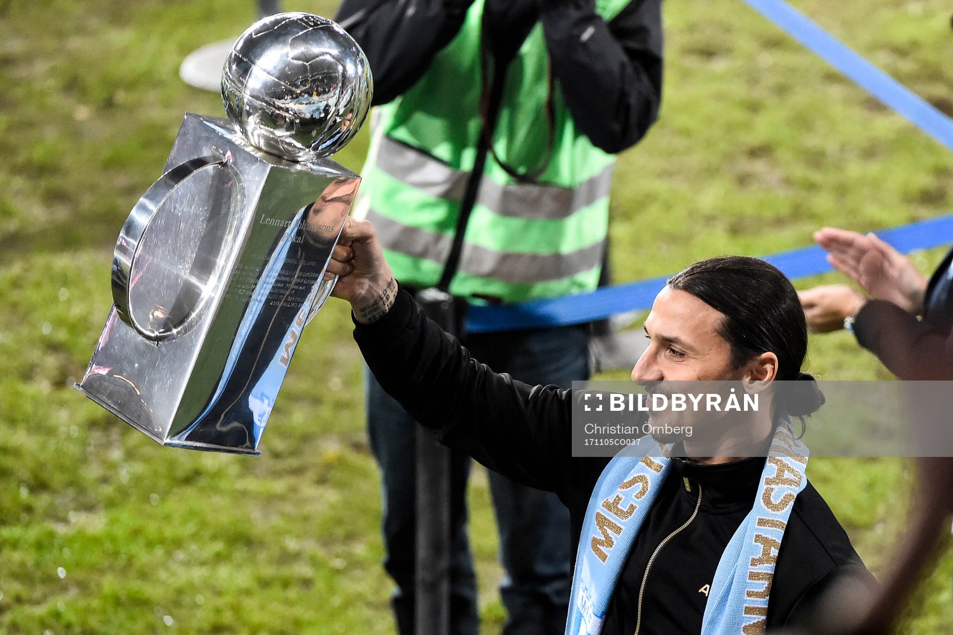 Zlatan Ibrahimovic kommer ut med Lennart Johanssons pokal