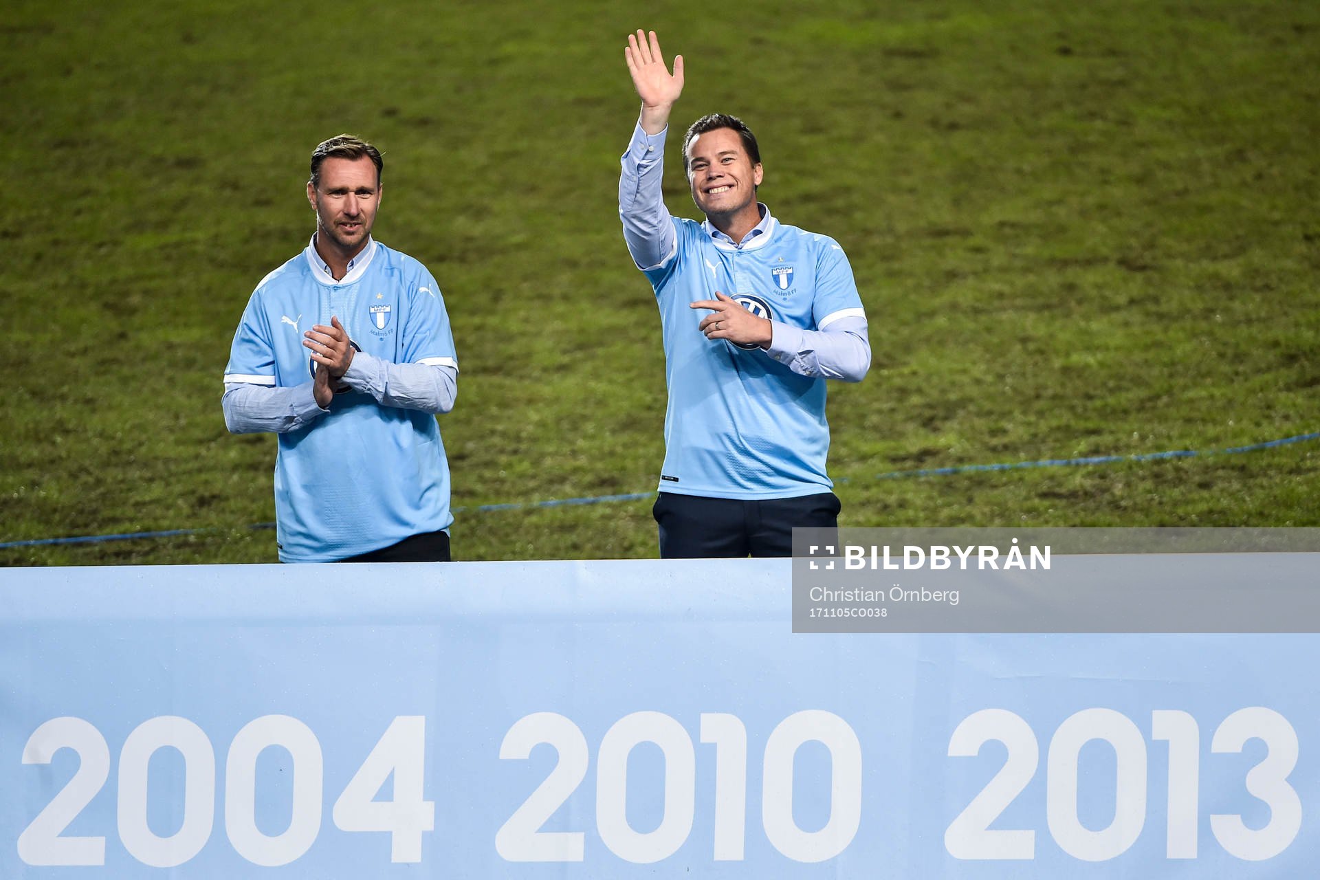 Malmö FFs tjugo guld uppmärksammas, 2004 Niklas Skoog och 2010 Daniel Andersson efter fotbollsmatchen i Allsvenskan mellan Malmö FF och Häcken den 5 november 2017 i Malmö.