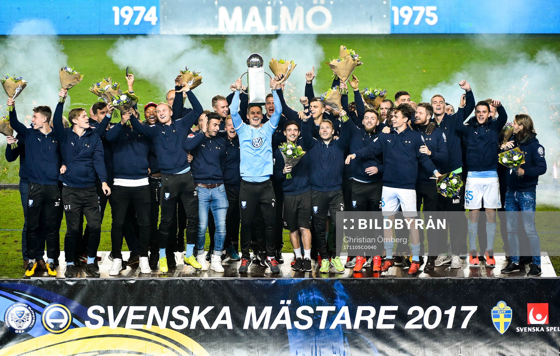 Malmö FFs Markus Rosenberg höjer Lennart Johanssons Pokal