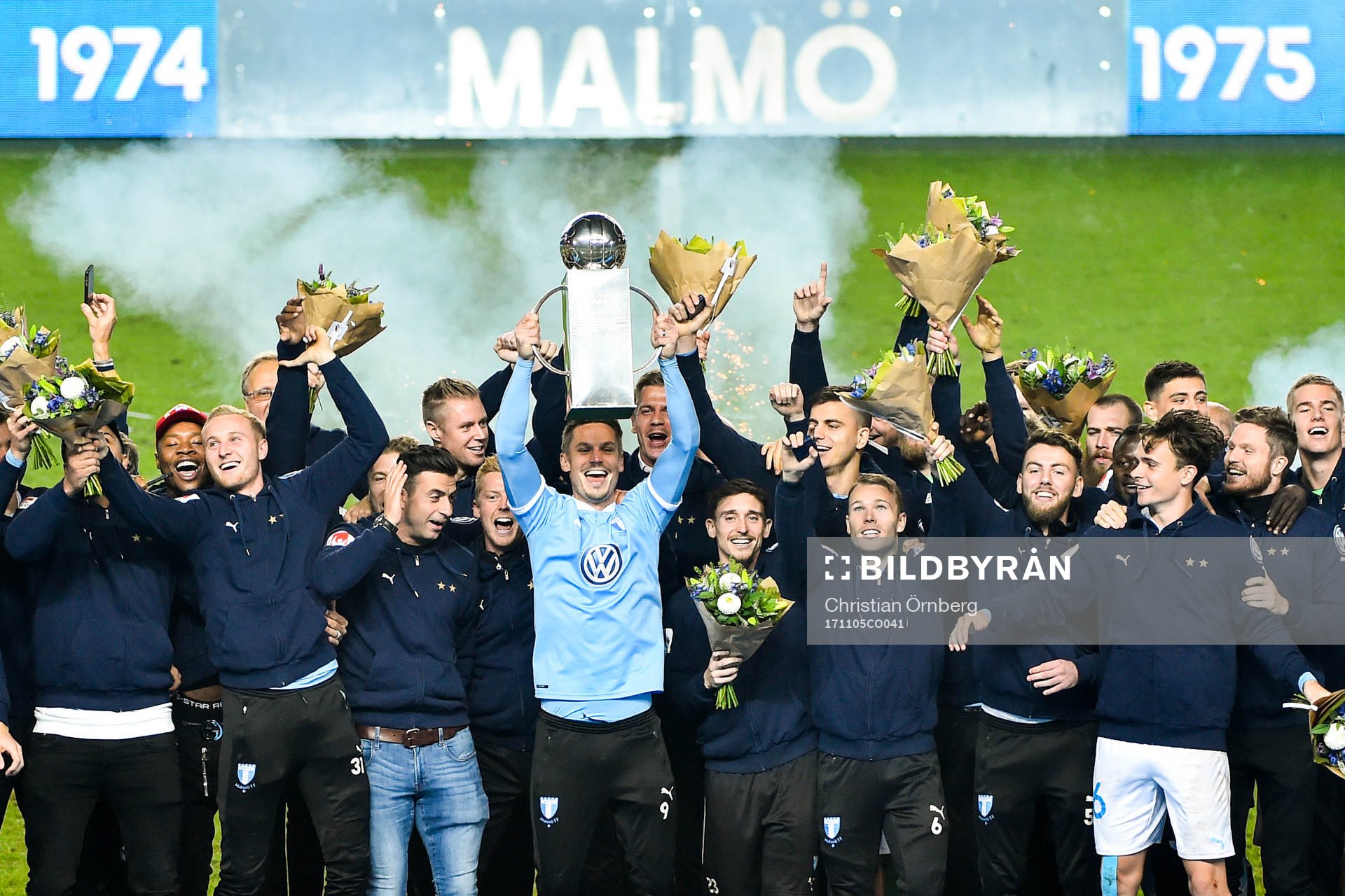 Malmö FFs Markus Rosenberg höjer Lennart Johanssons Pokal
