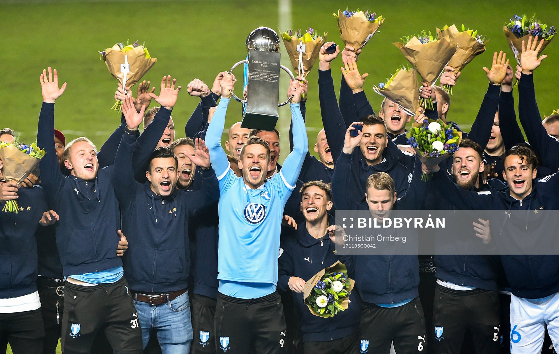 Malmö FFs Markus Rosenberg höjer Lennart Johanssons Pokal