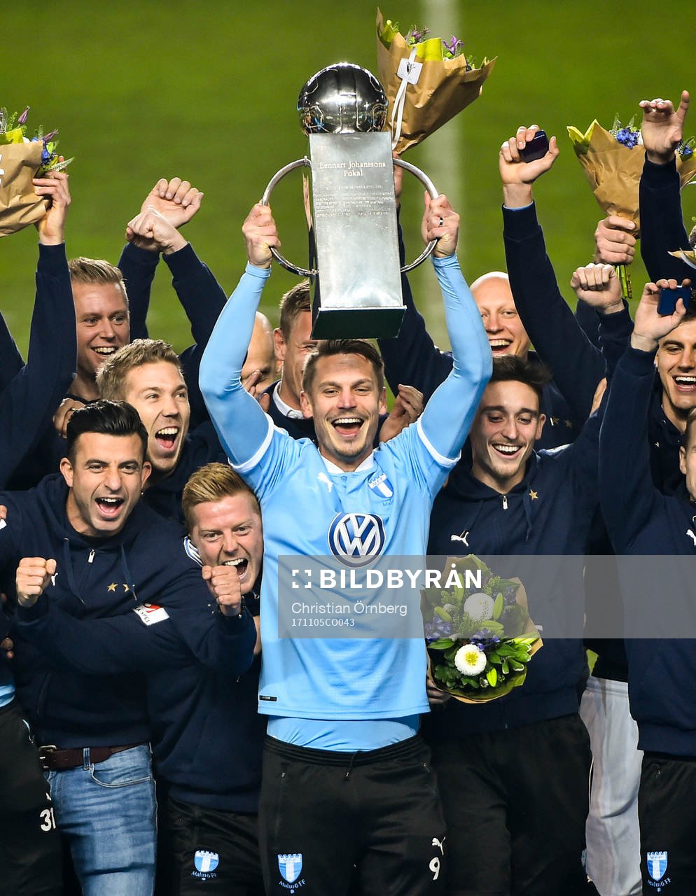 Malmö FFs Markus Rosenberg höjer Lennart Johanssons Pokal