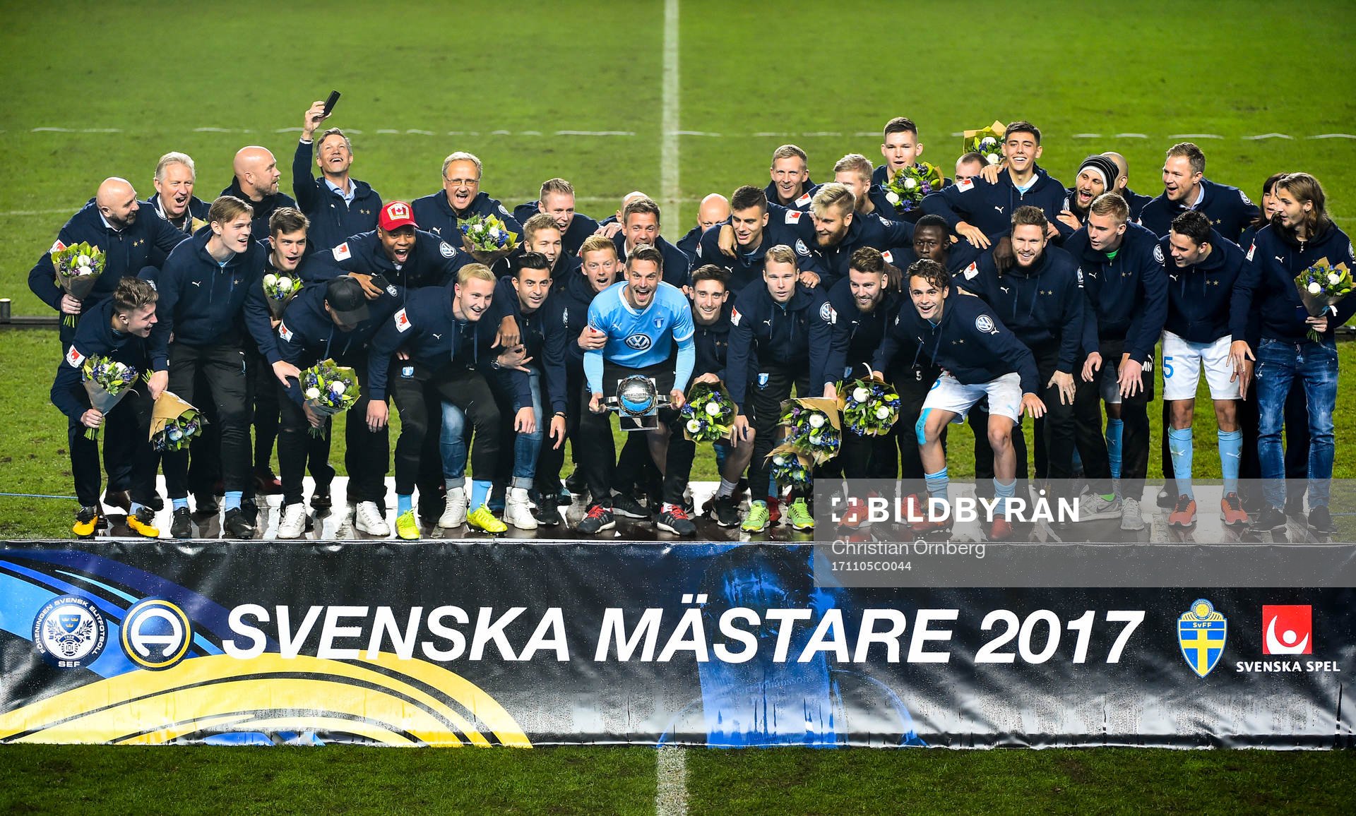 Malmö FFs Markus Rosenberg höjer Lennart Johanssons Pokal