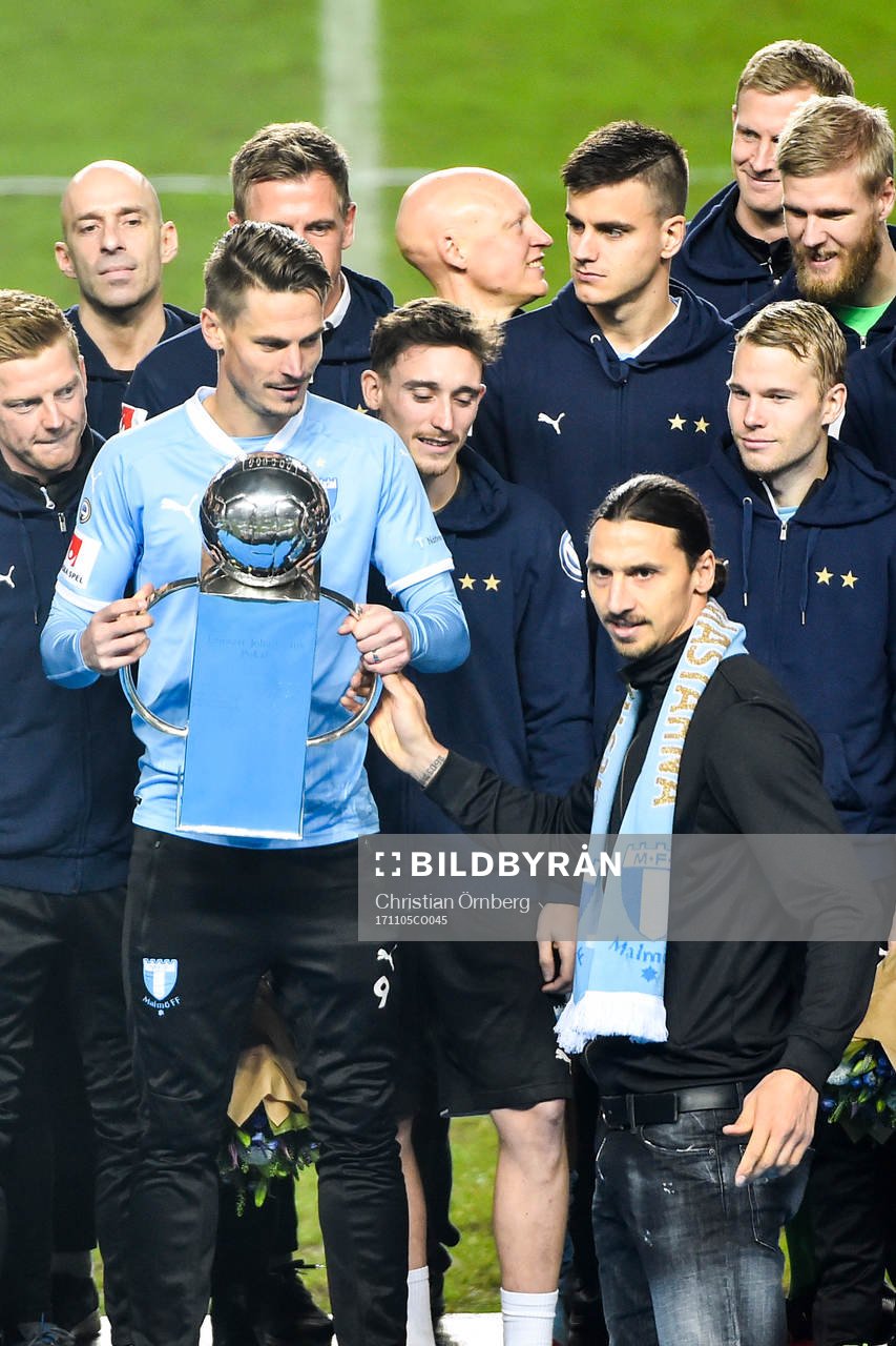 Zlatan Ibrahimovic lämnar över Lennart Johanssons Pokal
