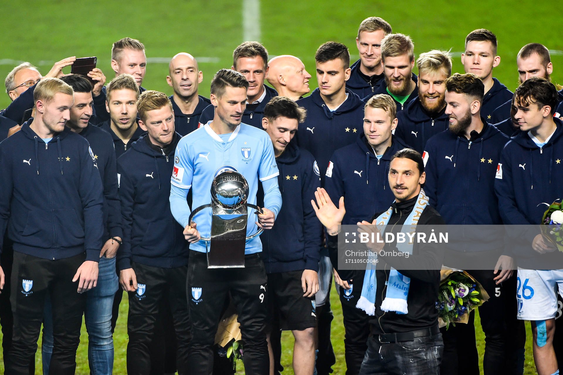 Zlatan Ibrahimovic lämnar över Lennart Johanssons Pokal till Malmö FFs Markus Rosenberg efter Malmö FFs tjugonde SM-guld efter fotbollsmatchen i Allsvenskan mellan Malmö FF och Häcken den 5 november 2017 i Malmö.

