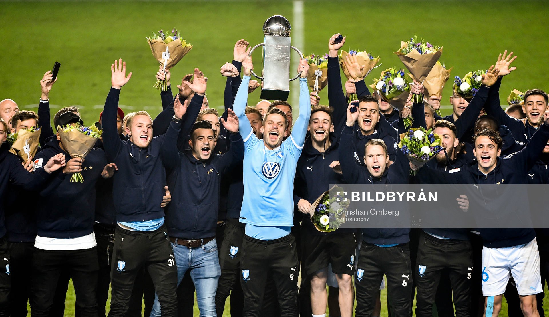 Malmö FFs Markus Rosenberg höjer Lennart Johanssons Pokal