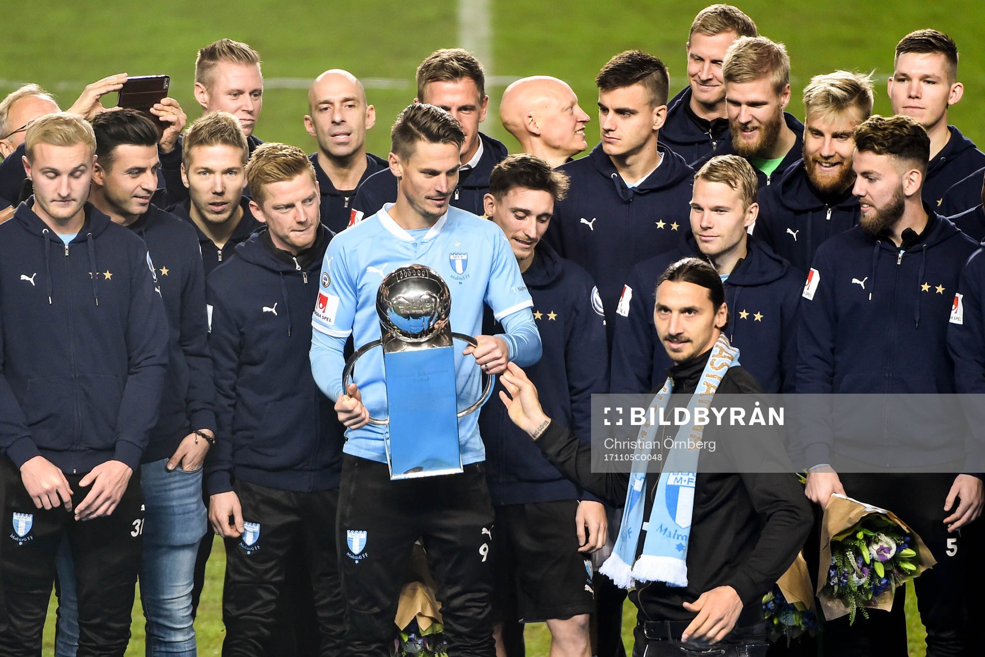 Zlatan Ibrahimovic lämnar över Lennart Johanssons Pokal