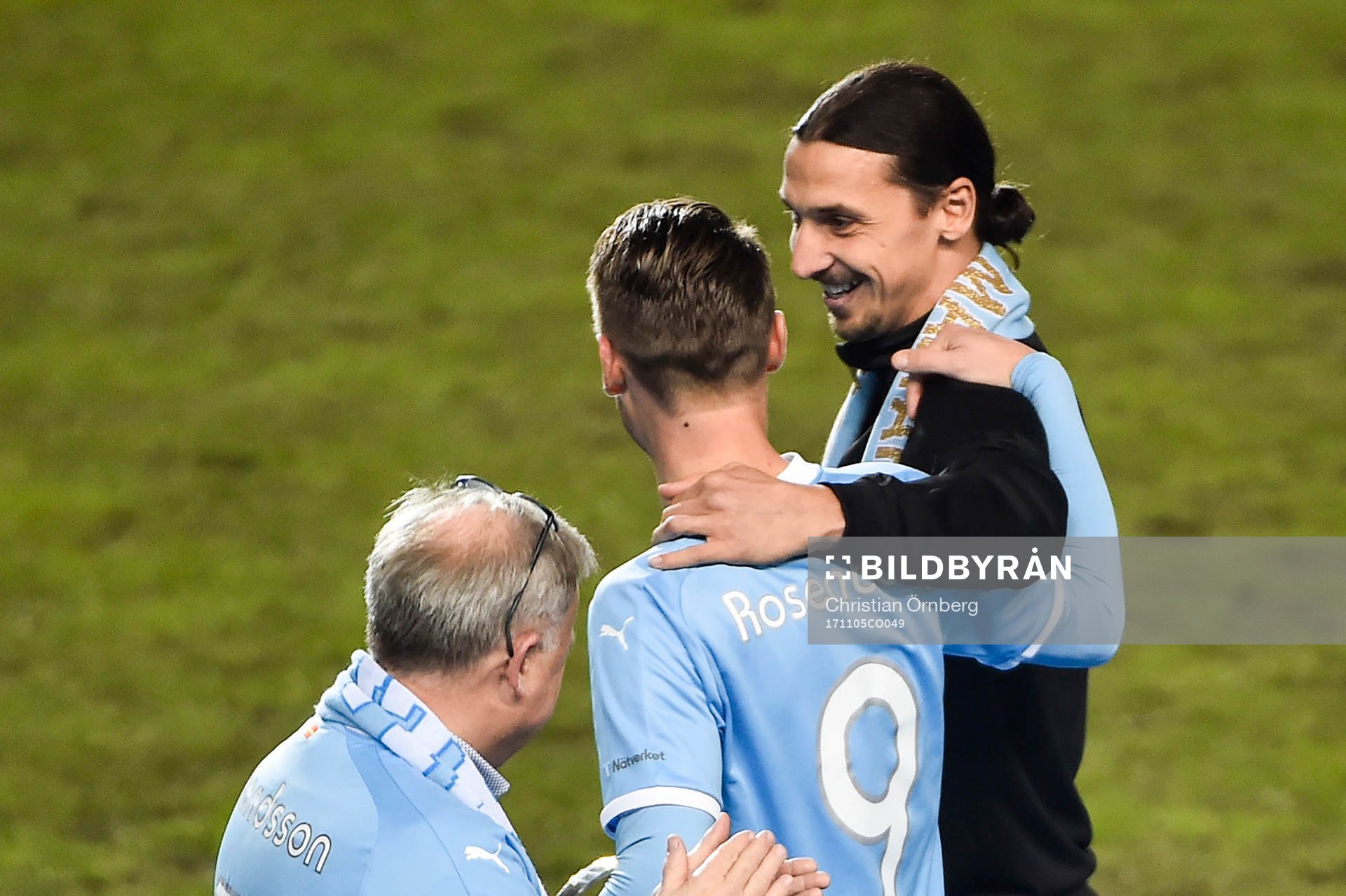Zlatan Ibrahimovic lämnar över Lennart Johanssons Pokal