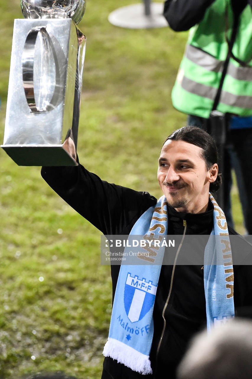 Zlatan Ibrahimovic kommer ut med Lennart Johanssons pokal