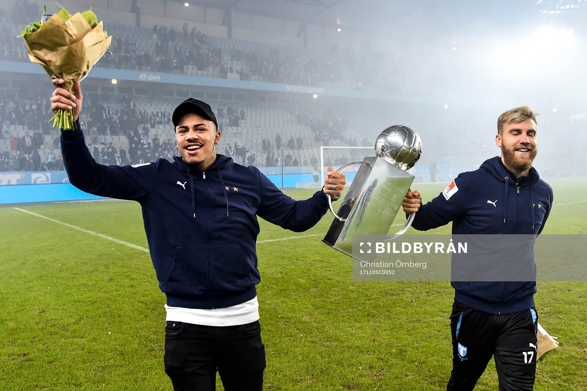 Malmö FFs Felipe Carvalho och Rasmus Bengtsson med Lennart