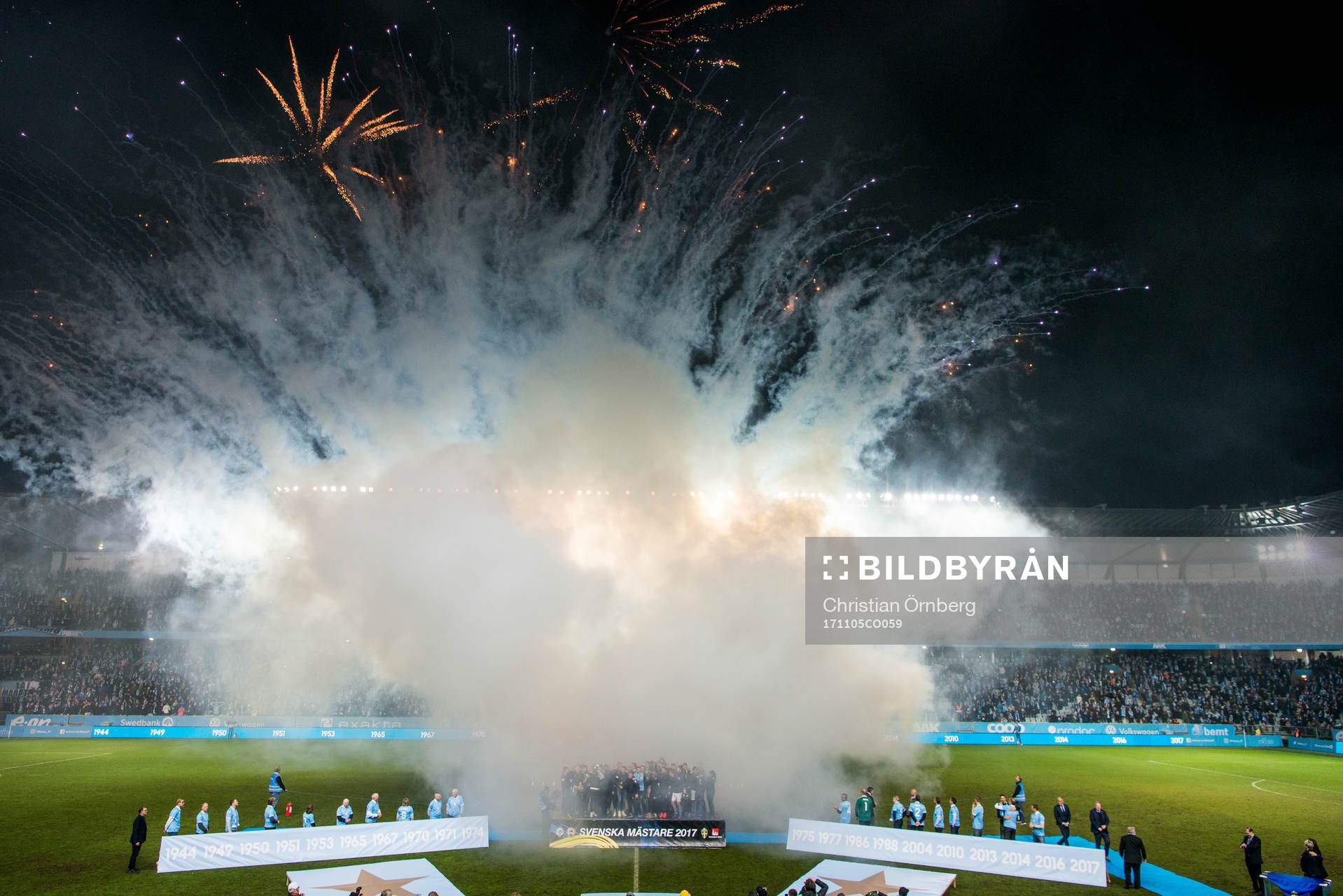 Malmö FFs spelare jublar till fyrverkeriet efter Malmö FFs tjugonde SM-guld efter fotbollsmatchen i Allsvenskan mellan Malmö FF och Häcken den 5 november 2017 i Malmö.