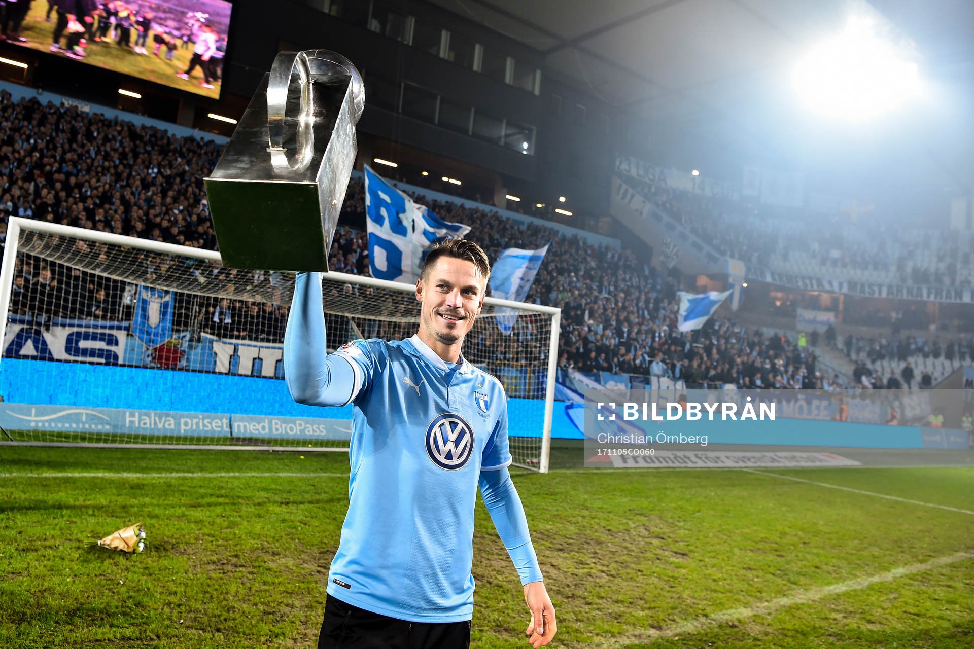 Malmö FFs Markus Rosenberg jublar med Lennart Johanssons Pokal framför klacken efter Malmö FFs tjugonde SM-guld efter fotbollsmatchen i Allsvenskan mellan Malmö FF och Häcken den 5 november 2017 i Malmö.