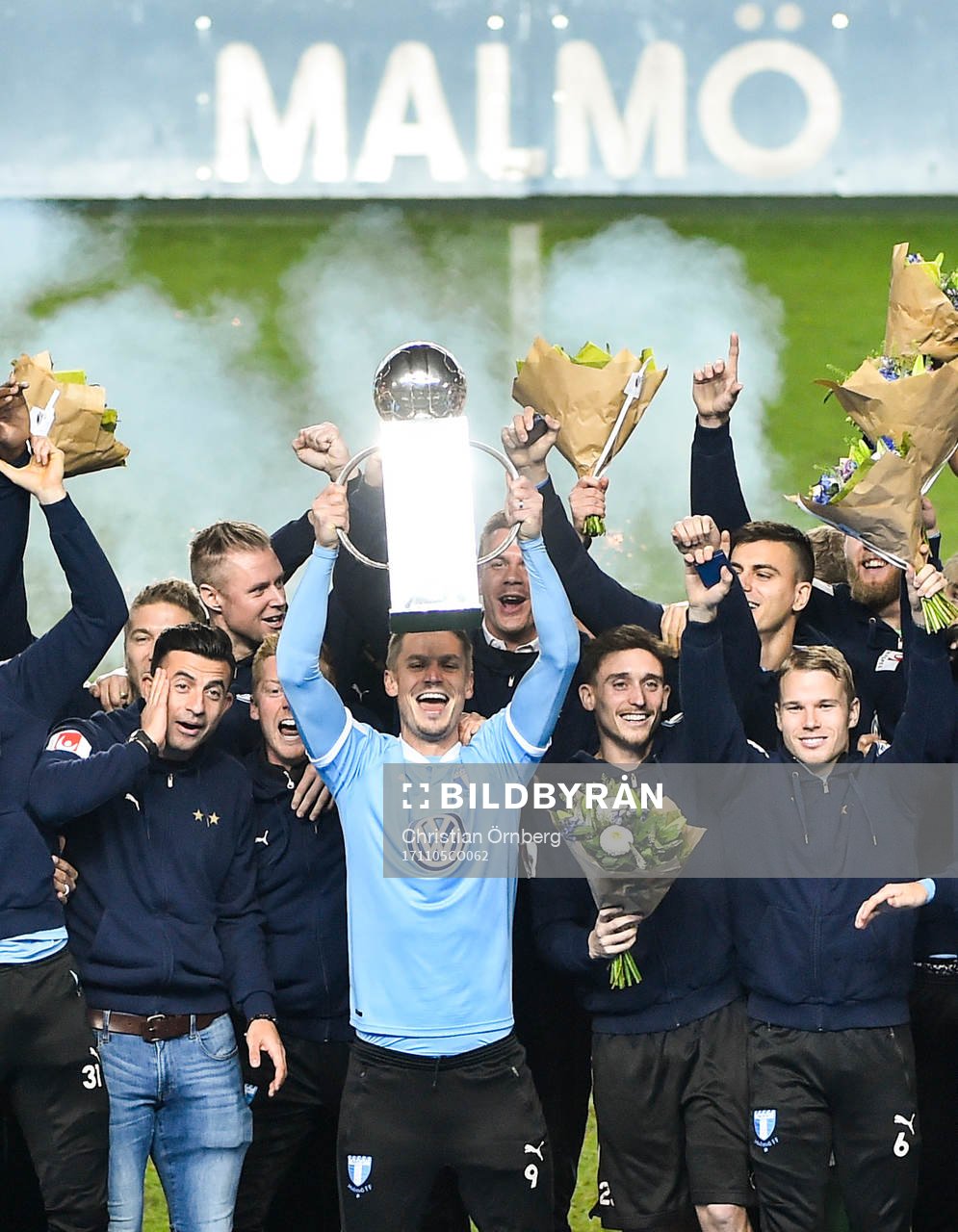 Malmö FFs Markus Rosenberg höjer Lennart Johanssons Pokal