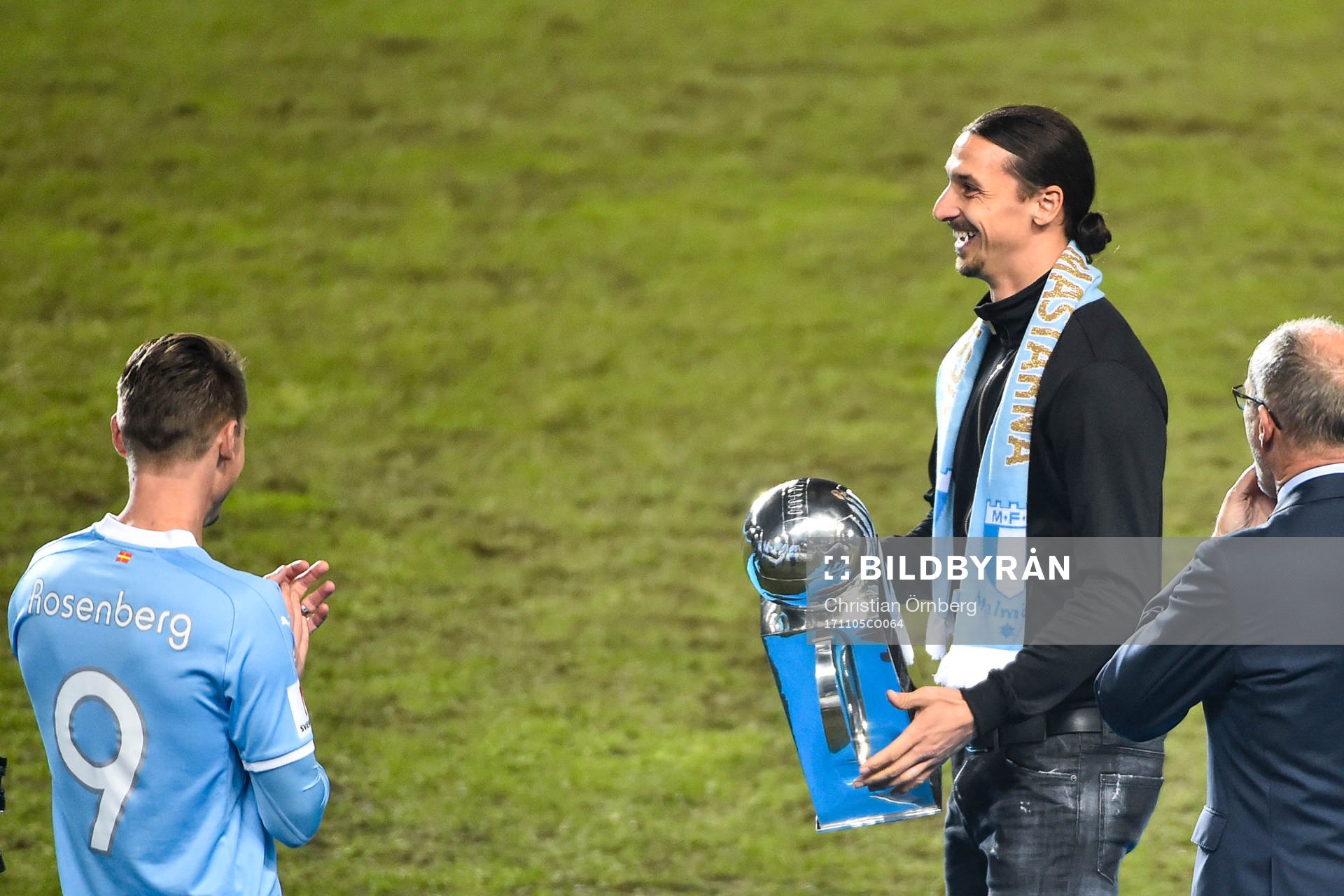 Zlatan Ibrahimovic lämnar över Lennart Johanssons Pokal