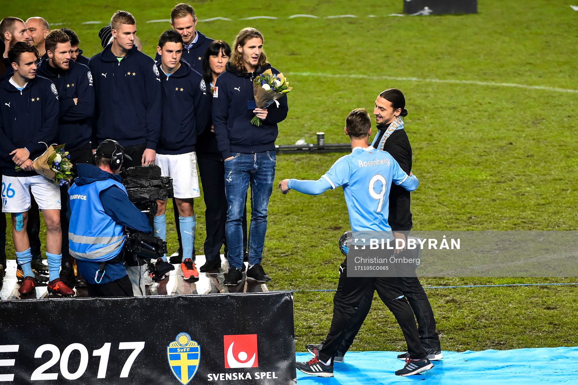 Zlatan Ibrahimovic lämnar över Lennart Johanssons Pokal till Malmö FFs Markus Rosenberg efter Malmö FFs tjugonde SM-guld efter fotbollsmatchen i Allsvenskan mellan Malmö FF och Häcken den 5 november 2017 i Malmö.