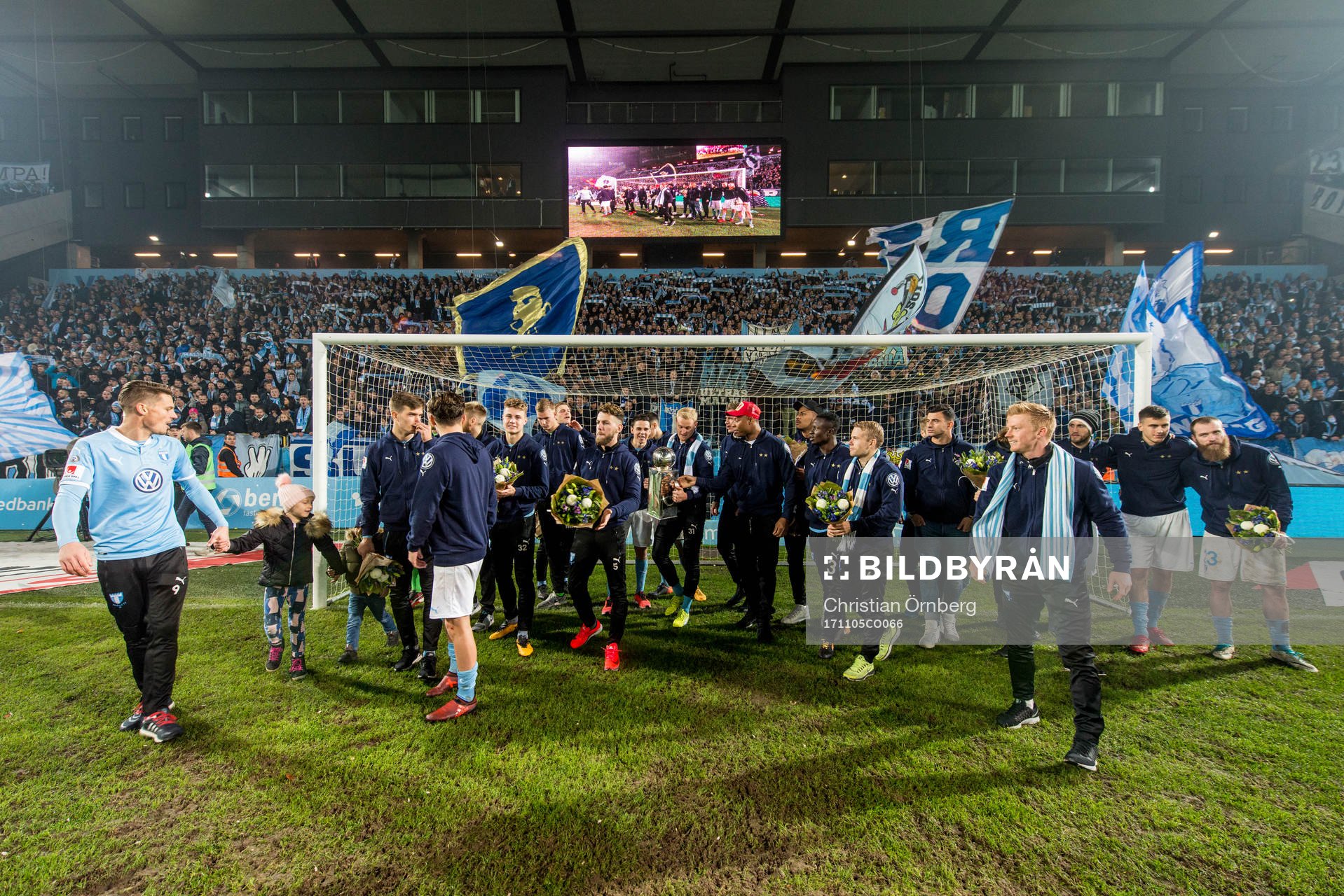 Malmö FFs spelare jublar med Lennart Johanssons Pokal framför supportrarna efter Malmö FFs tjugonde SM-guld efter fotbollsmatchen i Allsvenskan mellan Malmö FF och Häcken den 5 november 2017 i Malmö.