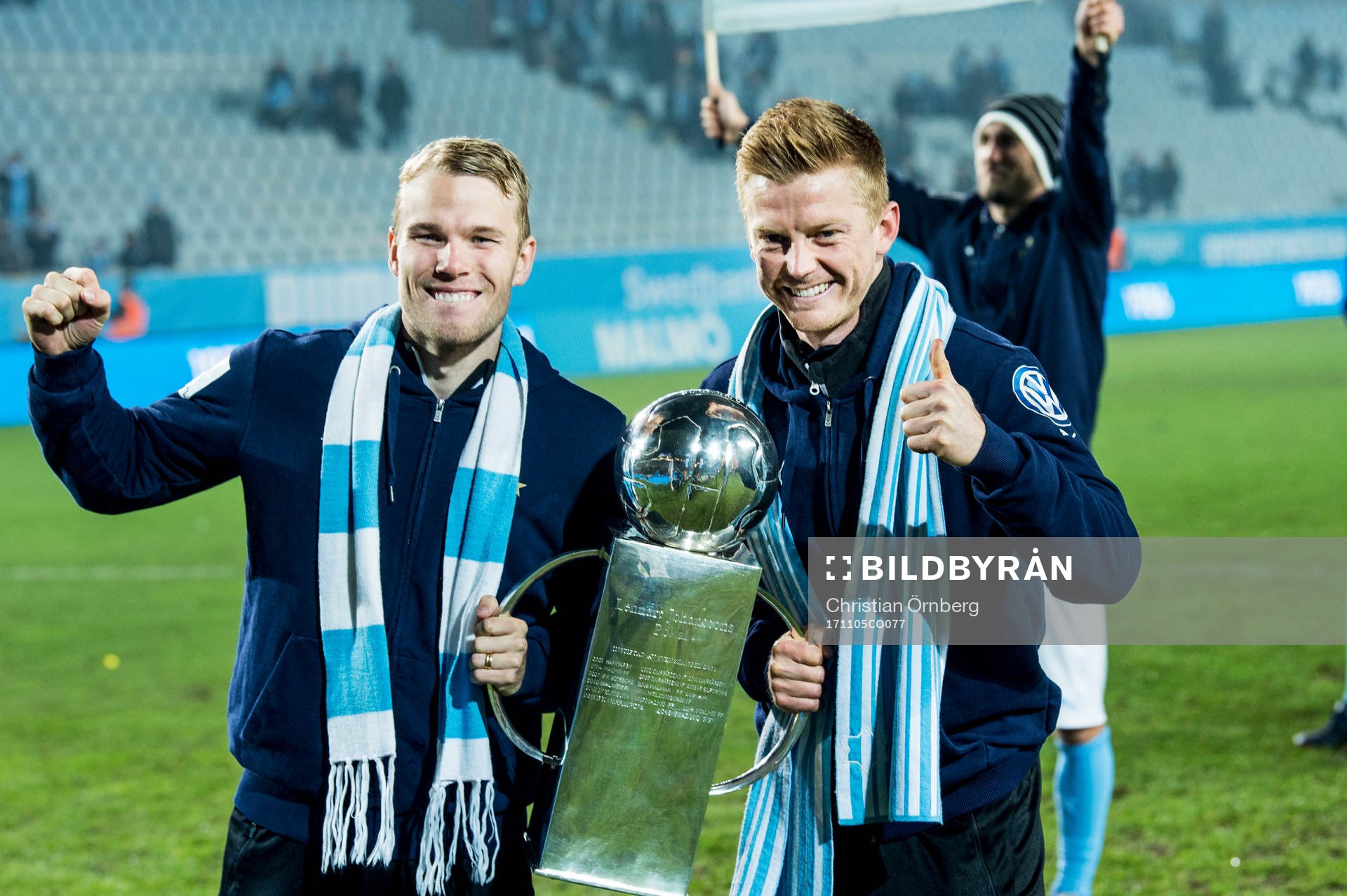 Malmö FFs Anton Tinnerholm och Anders Christiansen höjer Lennart Johanssons Pokal och jublar efter Malmö FFs tjugonde SM-guld efter fotbollsmatchen i Allsvenskan mellan Malmö FF och Häcken den 5 november 2017 i Malmö.
