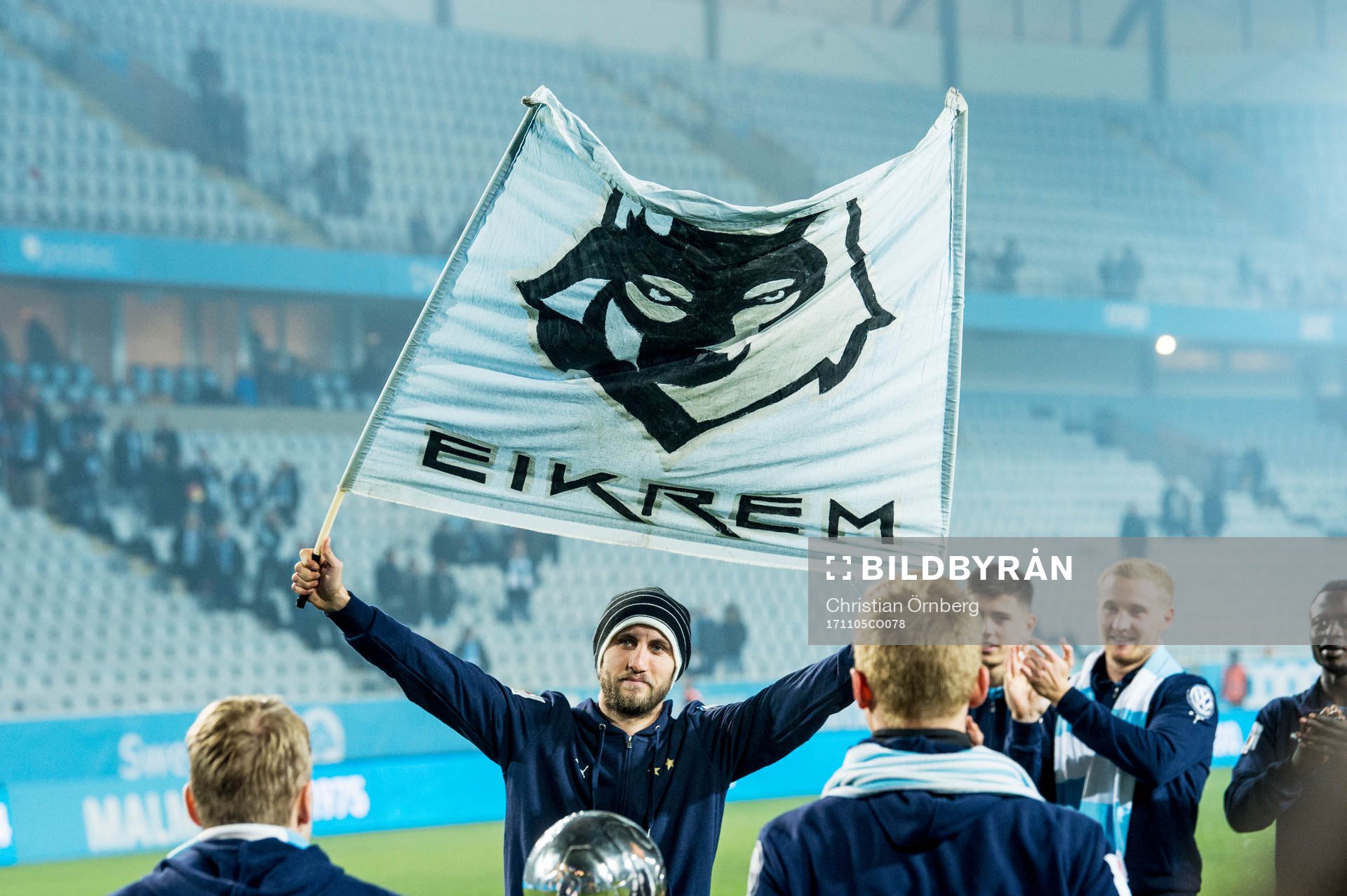 Malmö FFs Magnus Wolff Eikrem med en banderoll efter fotbollsmatchen i Allsvenskan mellan Malmö FF och Häcken den 5 november 2017 i Malmö.