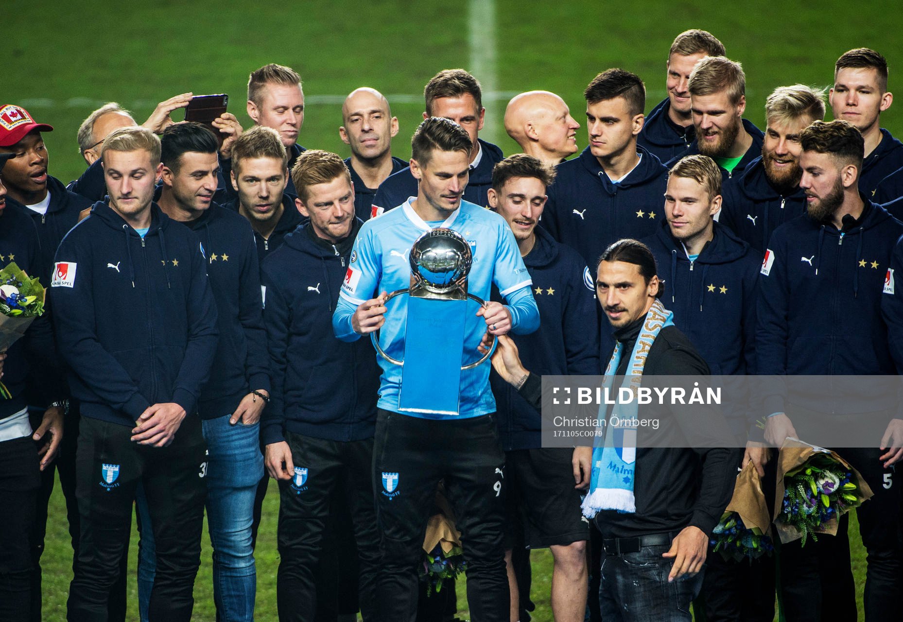 Zlatan Ibrahimovic lämnar över Lennart Johanssons Pokal