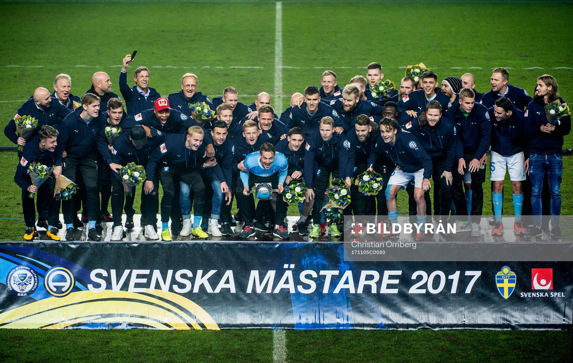 Malmö FFs Markus Rosenberg höjer Lennart Johanssons Pokal