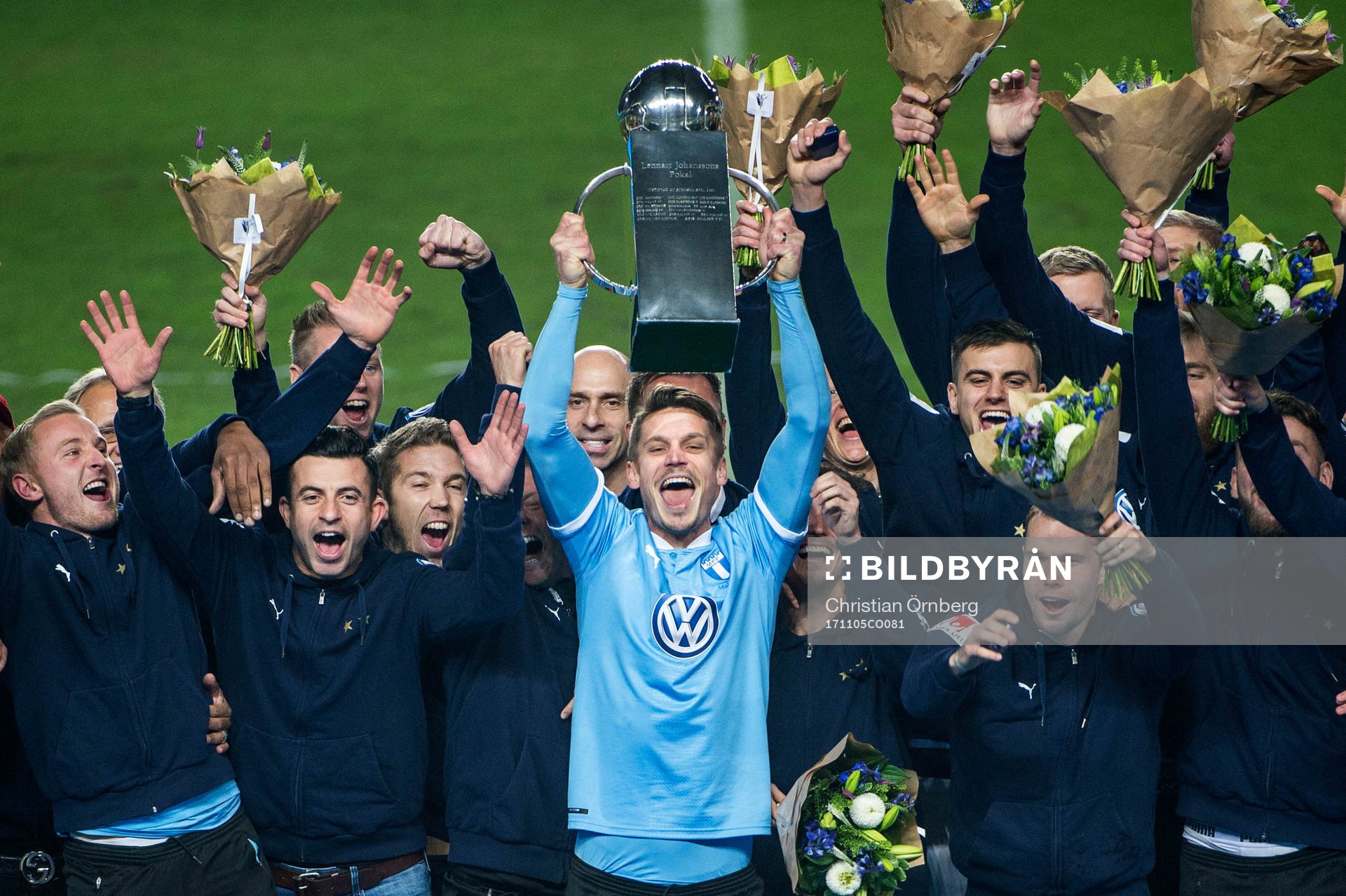 Malmö FFs Markus Rosenberg höjer Lennart Johanssons Pokal