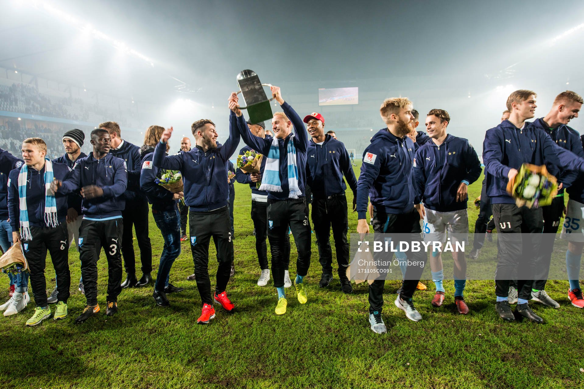 Malmö FFs Erdal Rakip och Franz Brorsson jublar med Lennart Johanssons Pokal framför supportrarna efter Malmö FFs tjugonde SM-guld efter fotbollsmatchen i Allsvenskan mellan Malmö FF och Häcken den 5 november 2017 i Malmö.