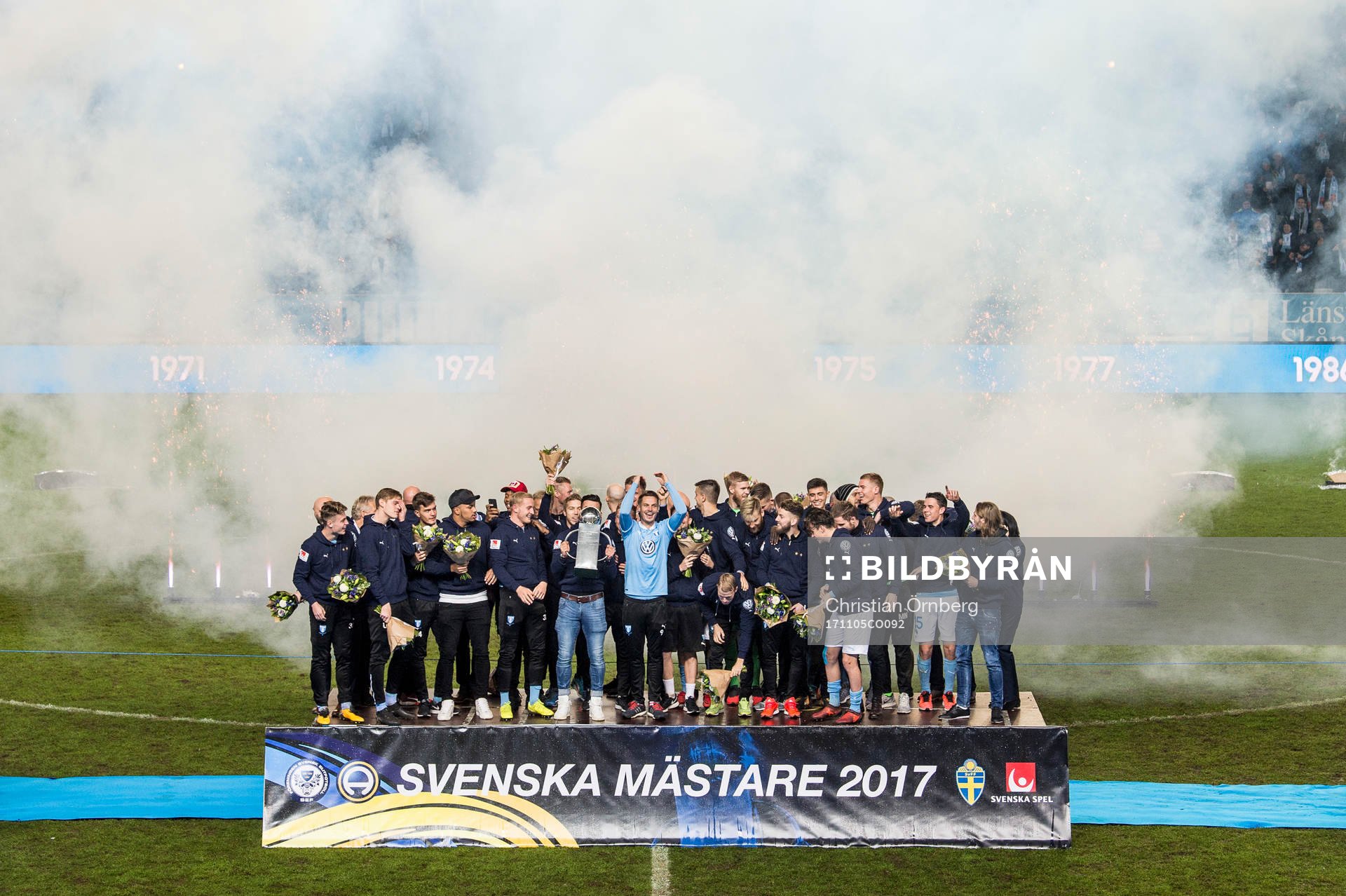 Malmö FFs Markus Rosenberg höjer Lennart Johanssons Pokal