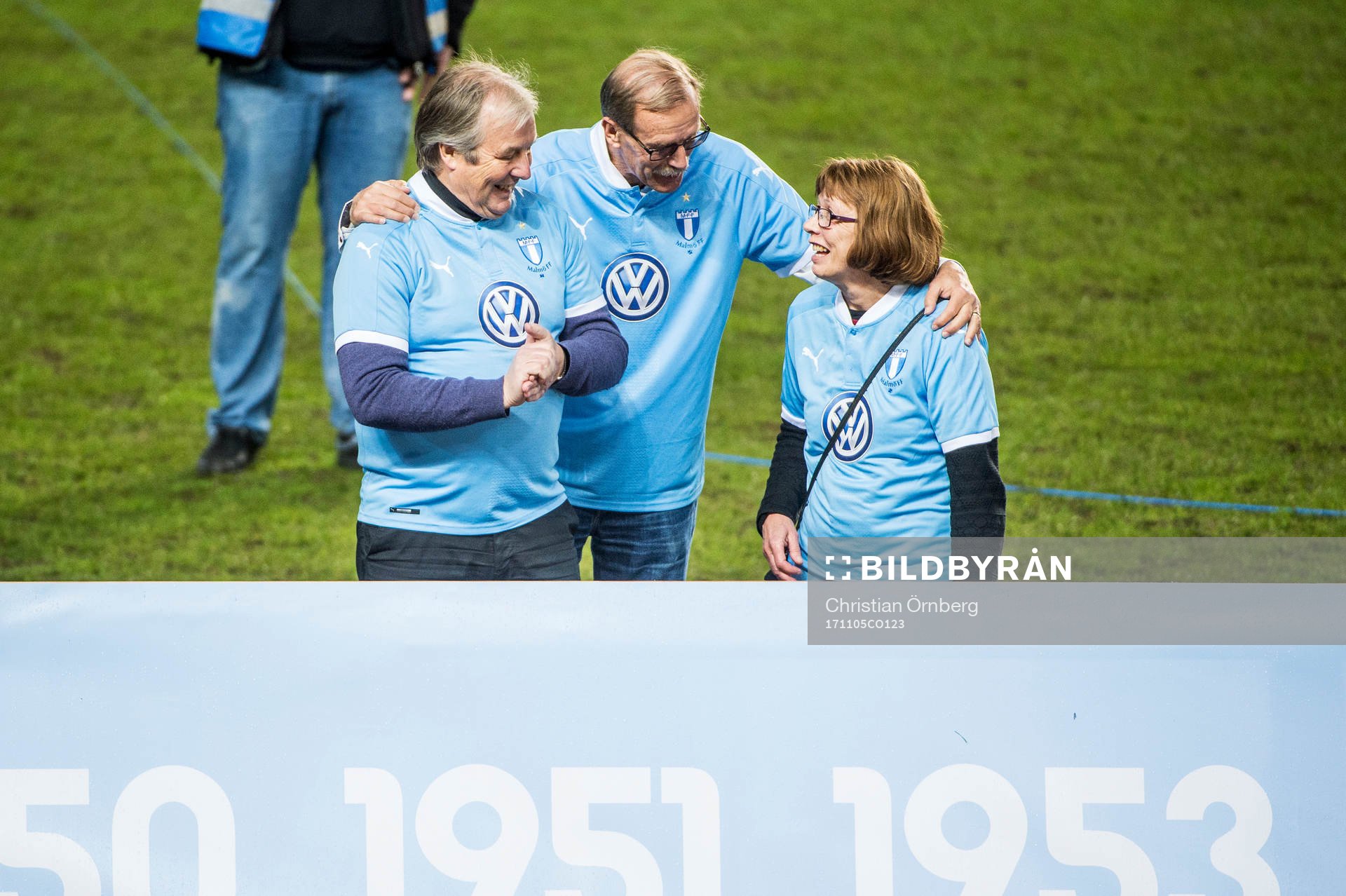 Lars-Erik Rydell, som representerade Ingvar Rydell, Staffan Tapper, som representerade Börje Tapper och Annelie Hammenskog, som representerade Egon Jönsson, efter Malmö FFs tjugonde SM-guld efter fotbollsmatchen i Allsvenskan mellan Malmö FF och Häcken den 5 november 2017 i Malmö.
