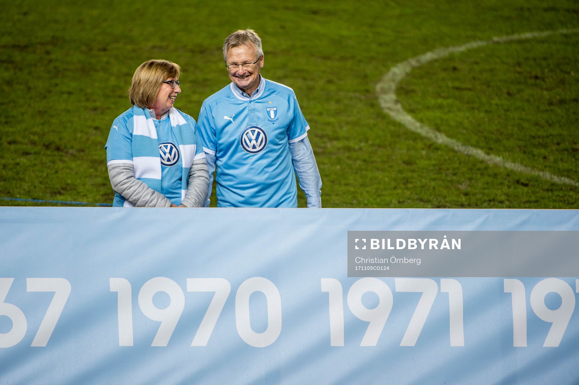 Carina Jönsson (tidigare Larsson) som representerade Bo Larsson, och Roland Andersson efter Malmö FFs tjugonde SM-guld efter fotbollsmatchen i Allsvenskan mellan Malmö FF och Häcken den 5 november 2017 i Malmö.