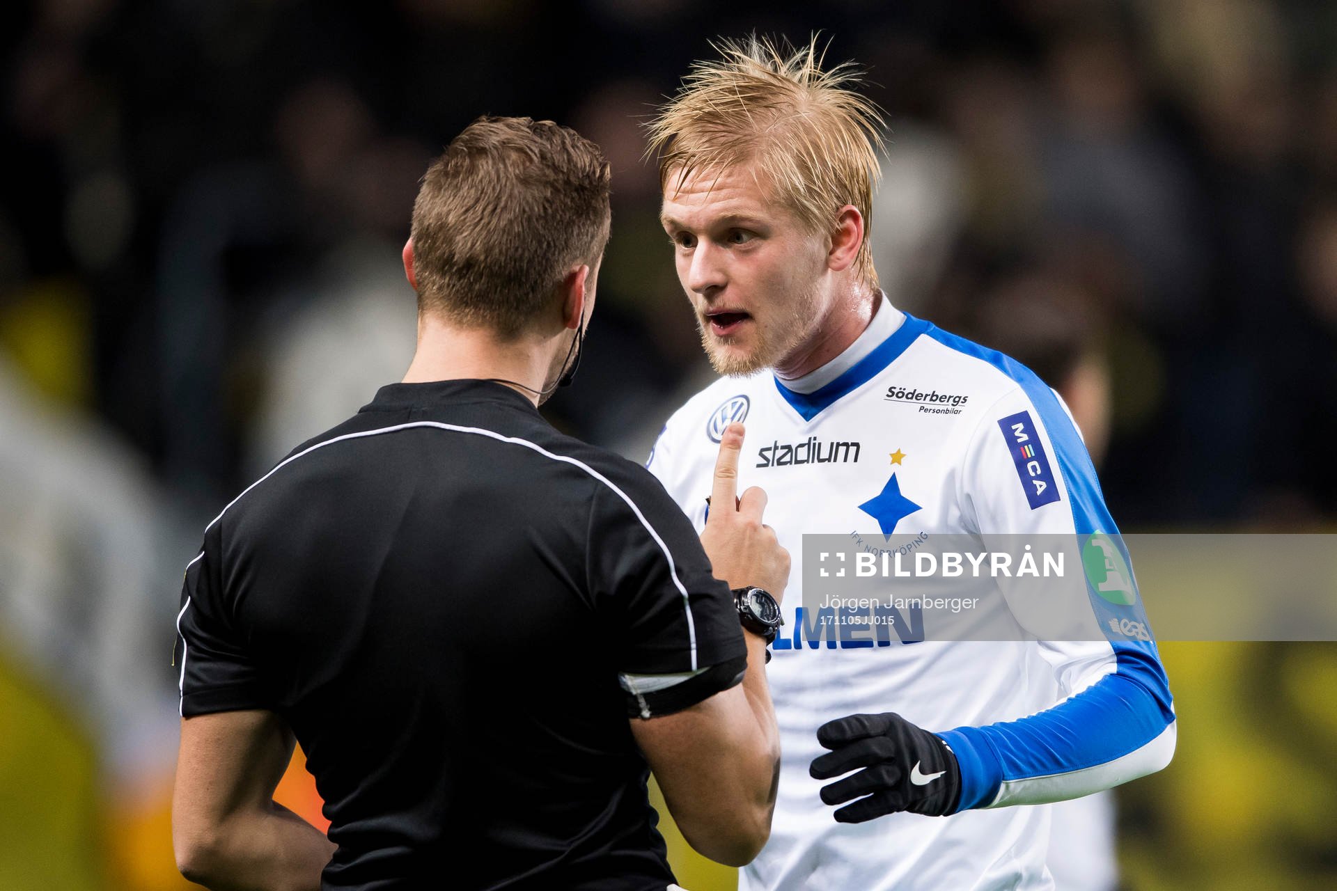 Norrköpings Karl Holmberg diskuterar med domare Kristoffer