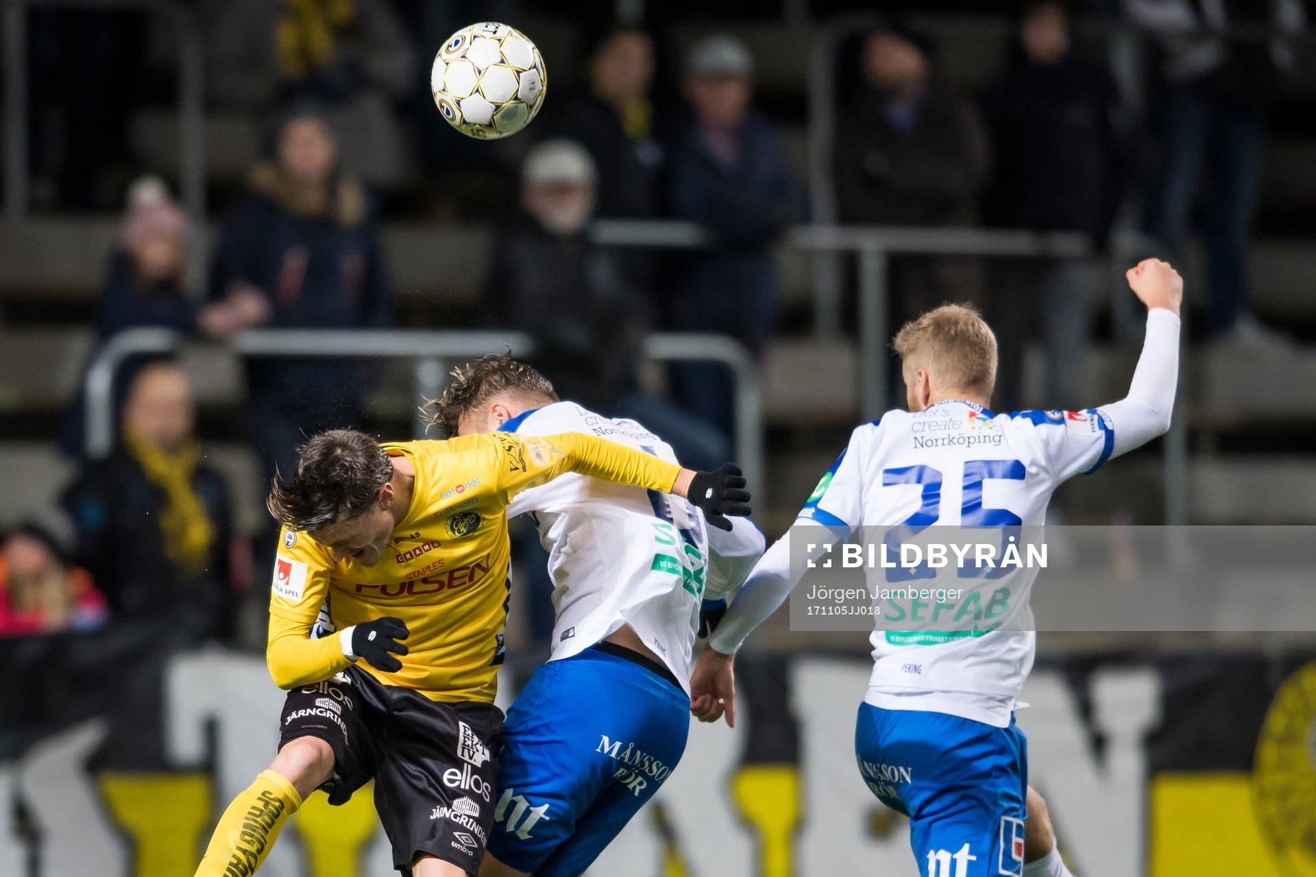 Elfsborgs Lasse Nilsson i kamp med Norrköpings Linus Wahlqvist och Filip Dagerstål under fotbollsmatchen i Allsvenskan mellan Elfsborg och Norrköping den 5 november 2017 i Borås.