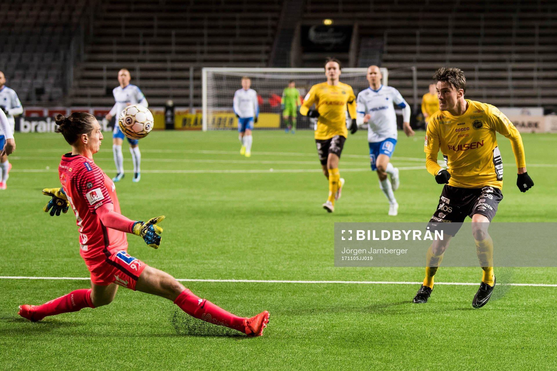 Elfsborgs Lasse Nilsson lobbar bollen över Norrköpings